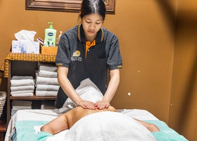 Siam Spa therapist performing therapeutic massage at Cannon Hill, Queensland, AU. Relaxation and wellness emphasized.