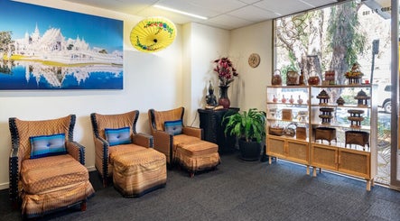 Cozy seating at Siam Spa – Therapeutic Massage & Wellness Bulimba, creating a peaceful ambiance in Bulimba, Queensland, AU.