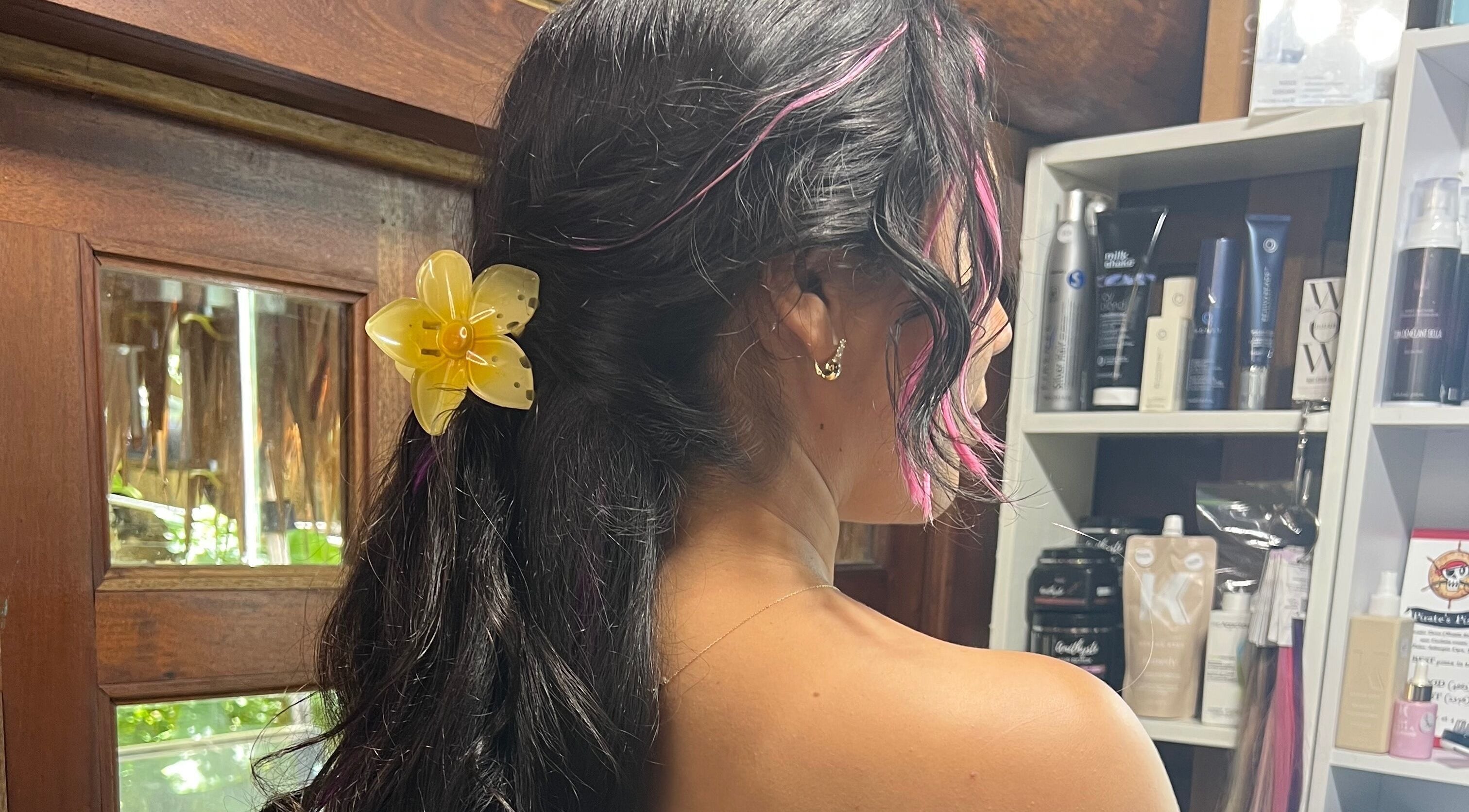 Elegant hairstyle with pink highlights at CG Bella Extensions, St Thelmo by Abrazos hotel, San Pedro, BZ.