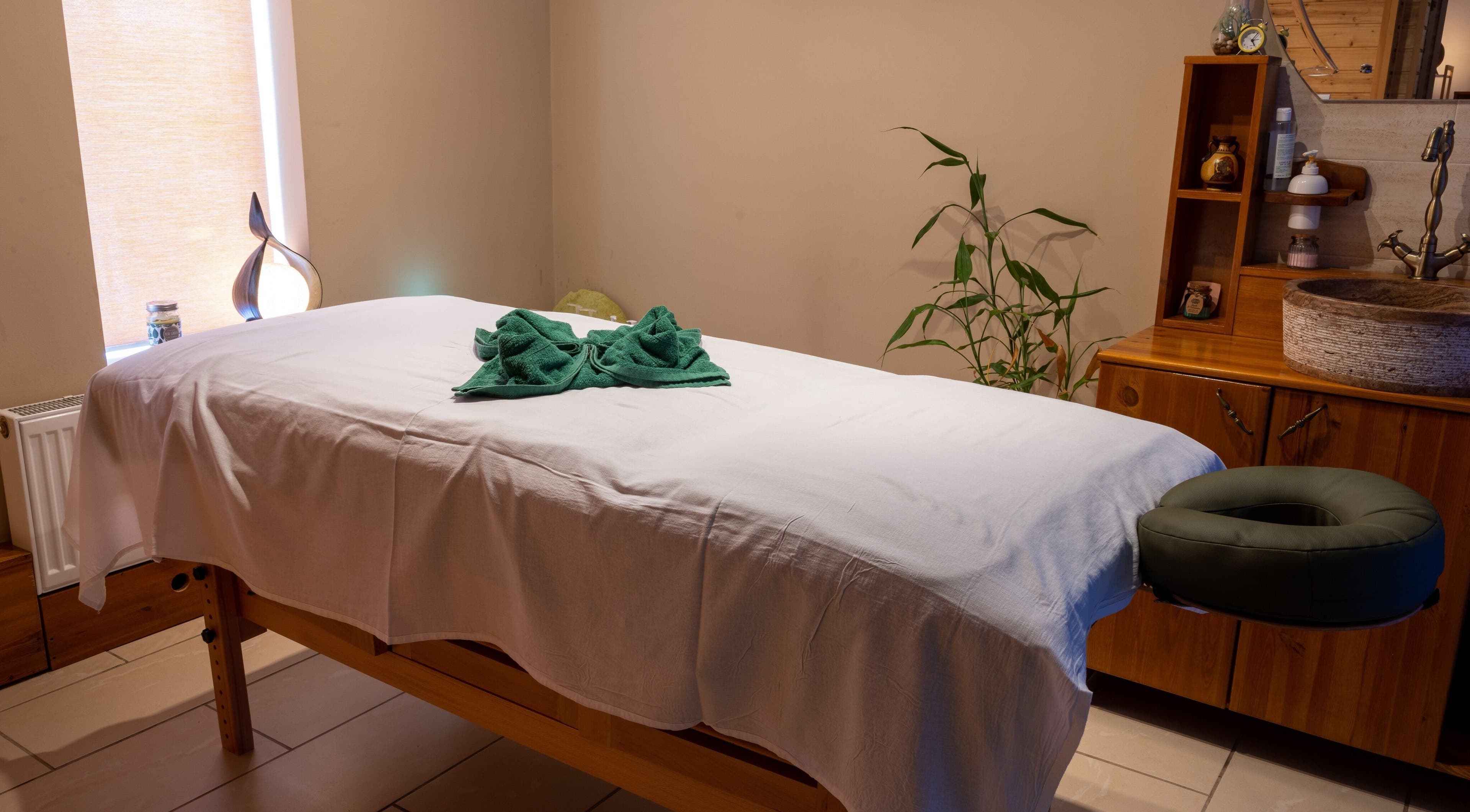 Camera de masaj la Centrul de Terapie și Masaj Dora Cociș, Cluj-Napoca, Județul Cluj, RO, cu pat de masaj.