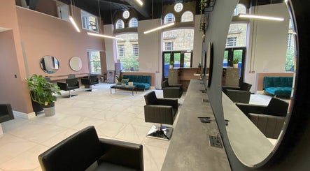 Black House Salon Bild 3