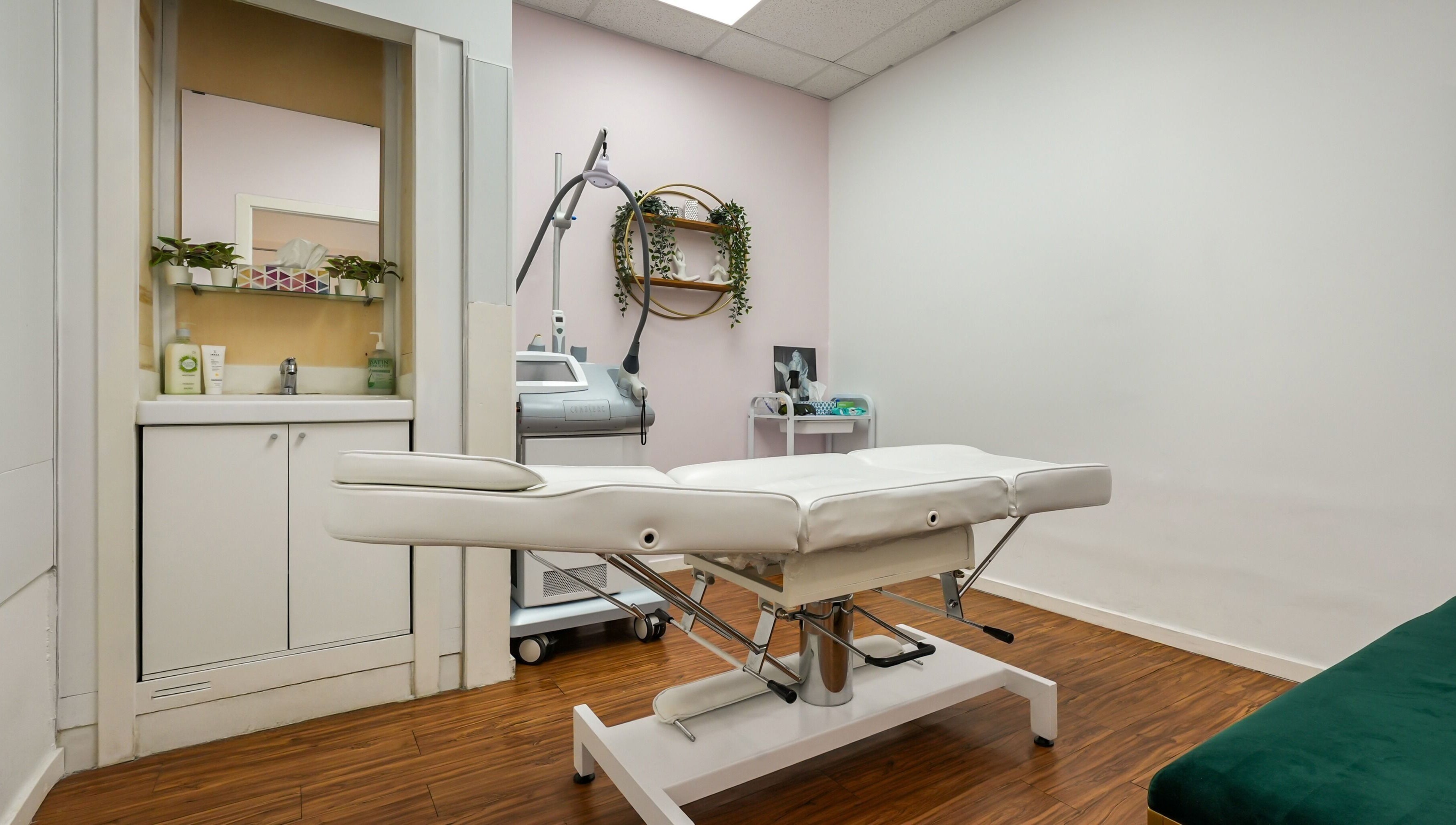 Modern treatment room at Blanche Neige Laser, Burnaby, British Columbia, CA with a comfortable spa bed.