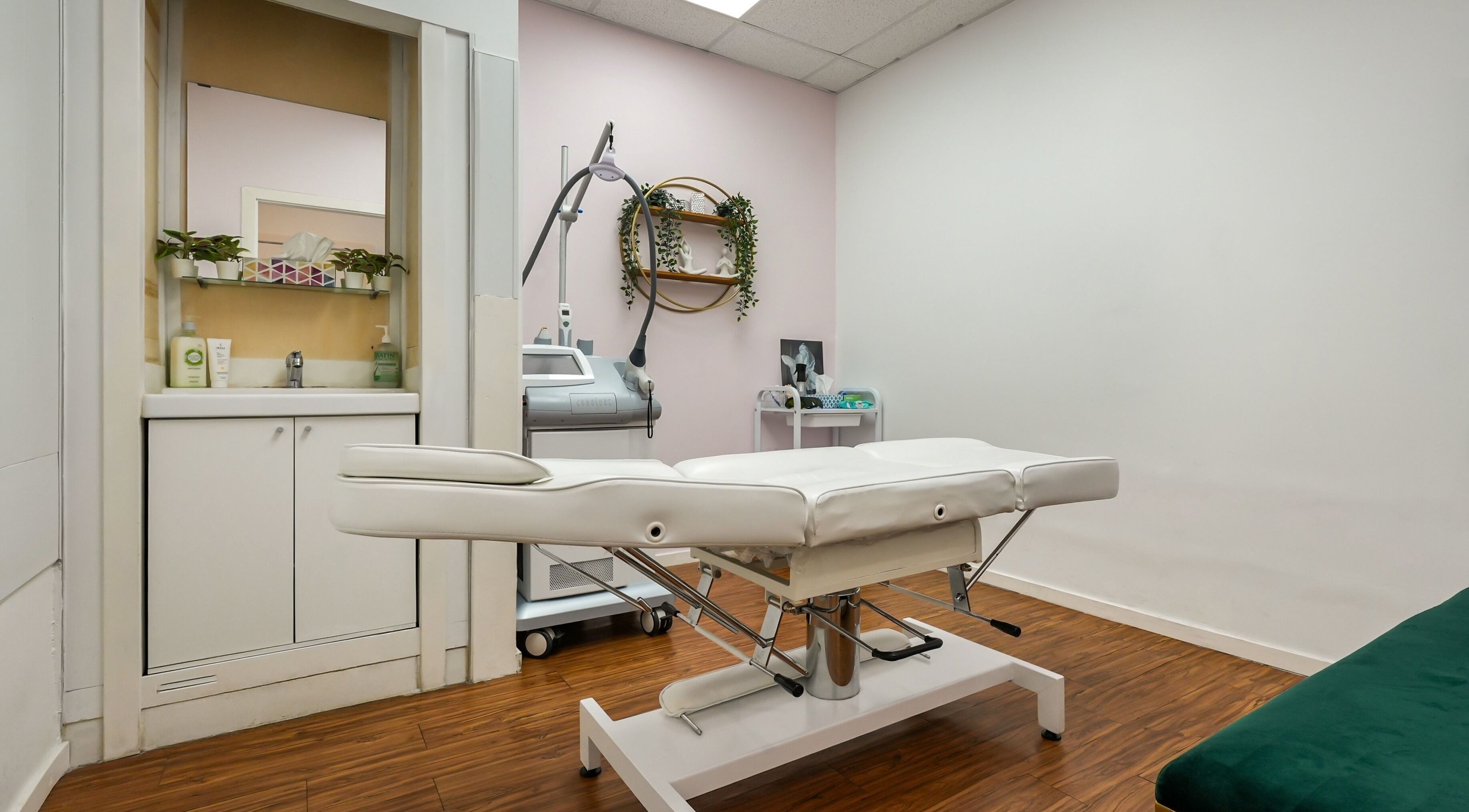 Modern treatment room at Blanche Neige Laser, Burnaby, British Columbia, CA with a comfortable spa bed.