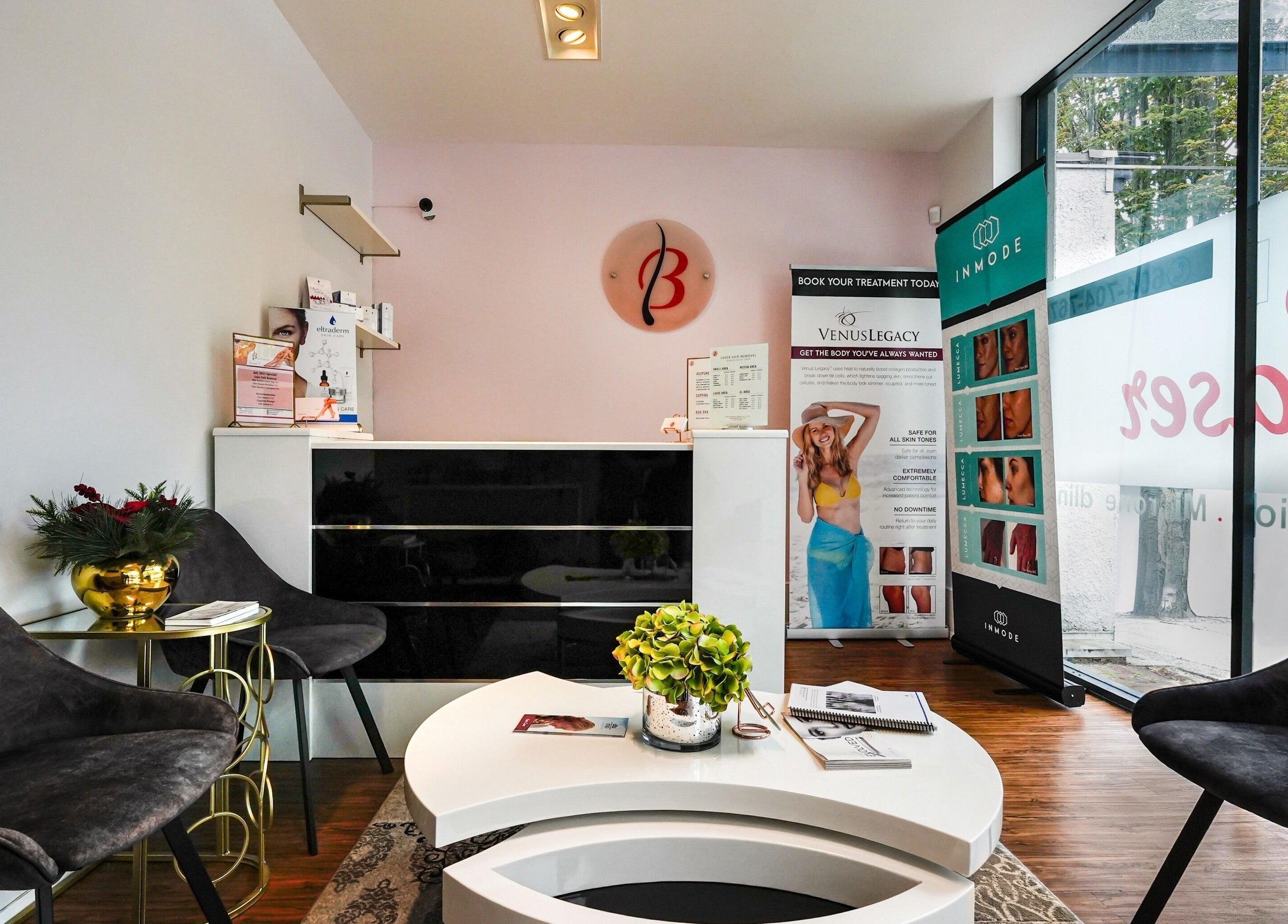 Blanche Neige Laser's inviting lobby in Burnaby, British Columbia, CA, featuring stylish decor and comfortable seating.