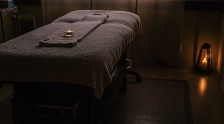 Ambiente relaxante com mesa de massagem no Zen Spa - Agendamento de Massagens em Tomar, Santarém, PT.
