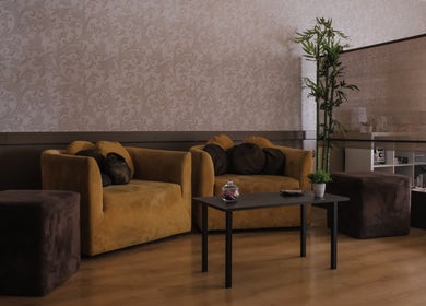 Espaço de espera confortável no Zen Spa, Tomar, Santarém, PT, com sofás elegantes e decoração suave.