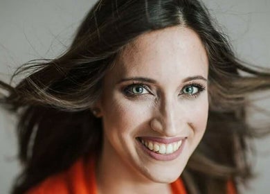 Pessoa sorridente com cabelo ao vento no Zen Spa, Tomar, Santarém, PT.