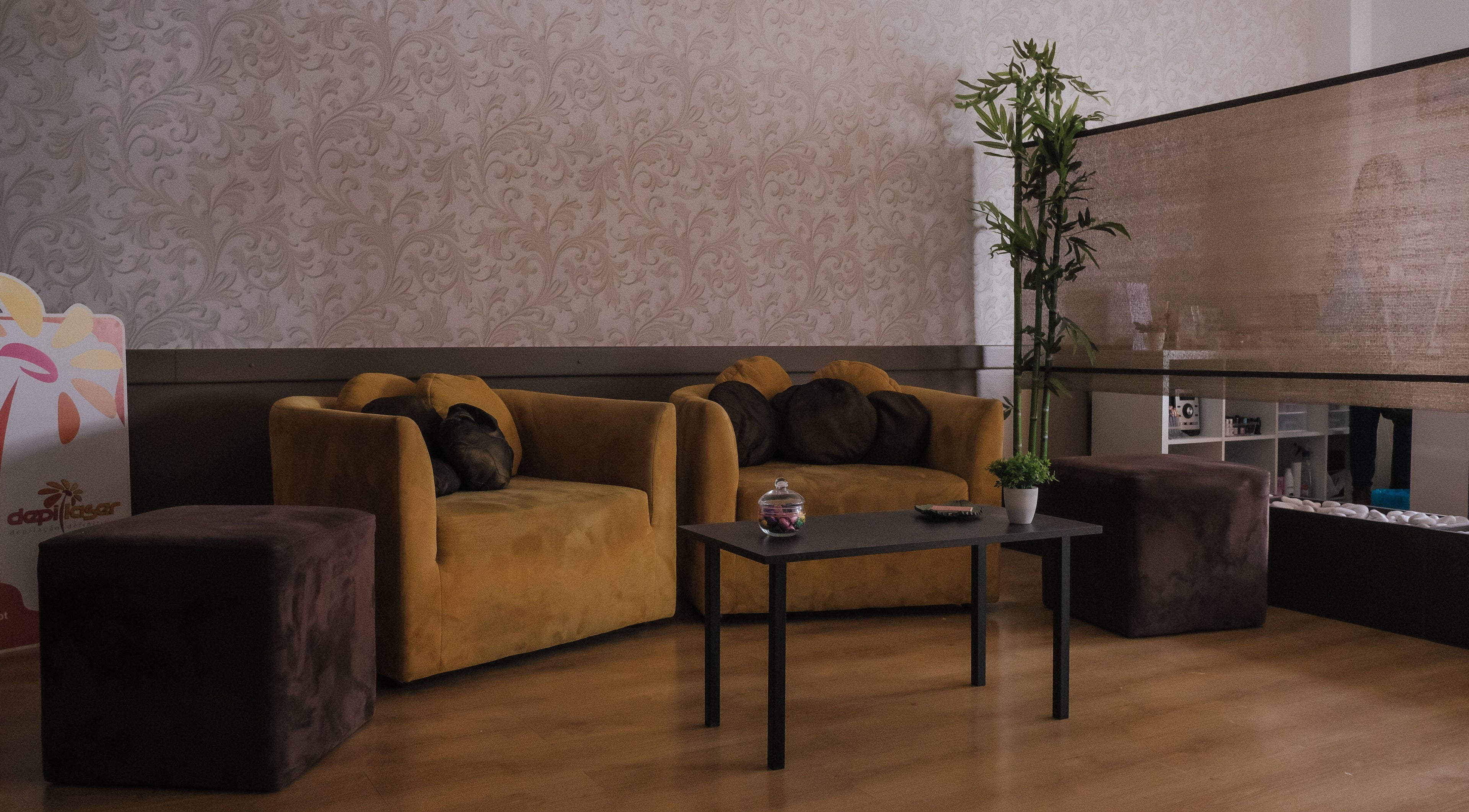 Espaço de espera acolhedor no Zen Spa, Tomar, Santarém, PT com sofás confortáveis e decoração serena.