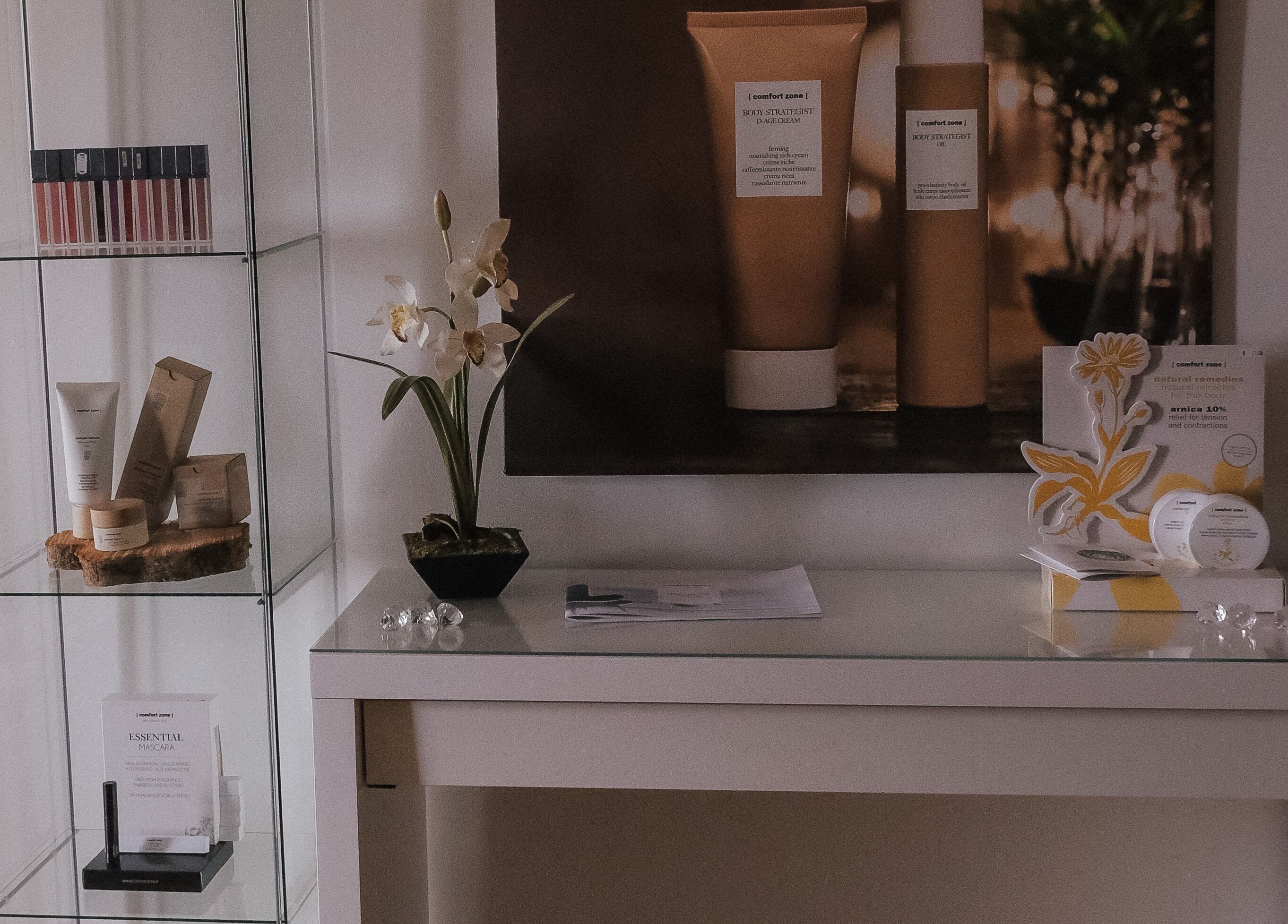 Produtos de beleza exibidos na Zen Spa, Tomar, Santarém, PT.