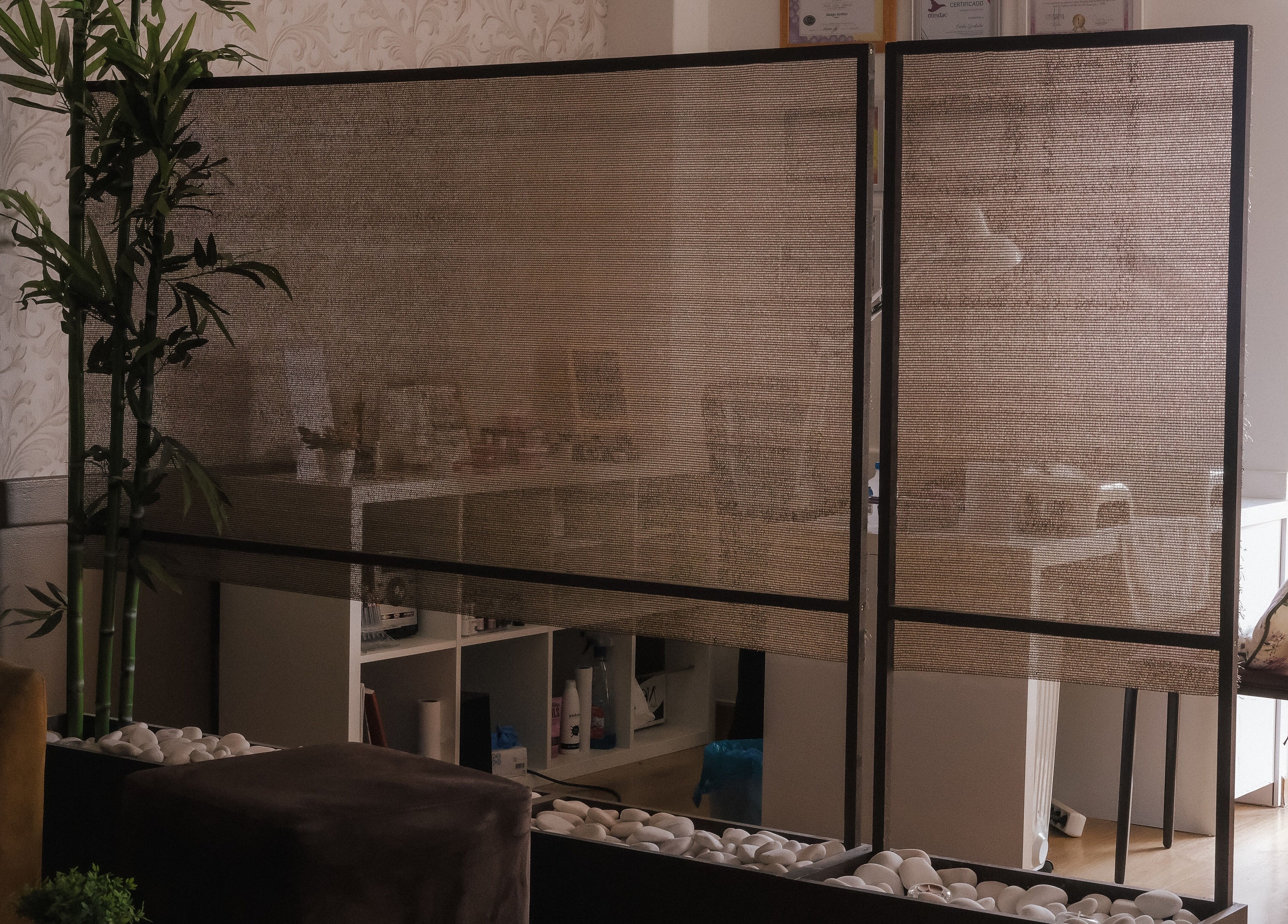 Divisória natural e plantas em Zen Spa, Tomar, Santarém, PT, criando um ambiente de tranquilidade.