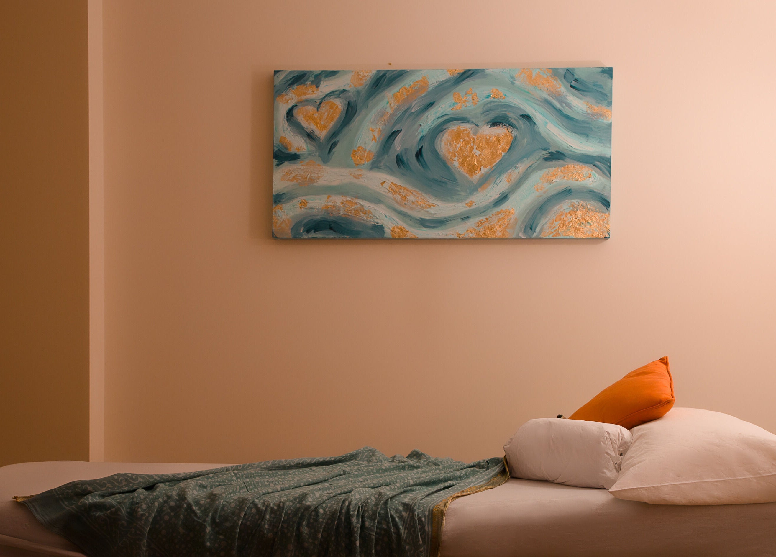 Relaxing treatment room at Cabinet à Antibes clinic in Antibes, Provence-Alpes-Côte d'Azur, FR with calming decor.