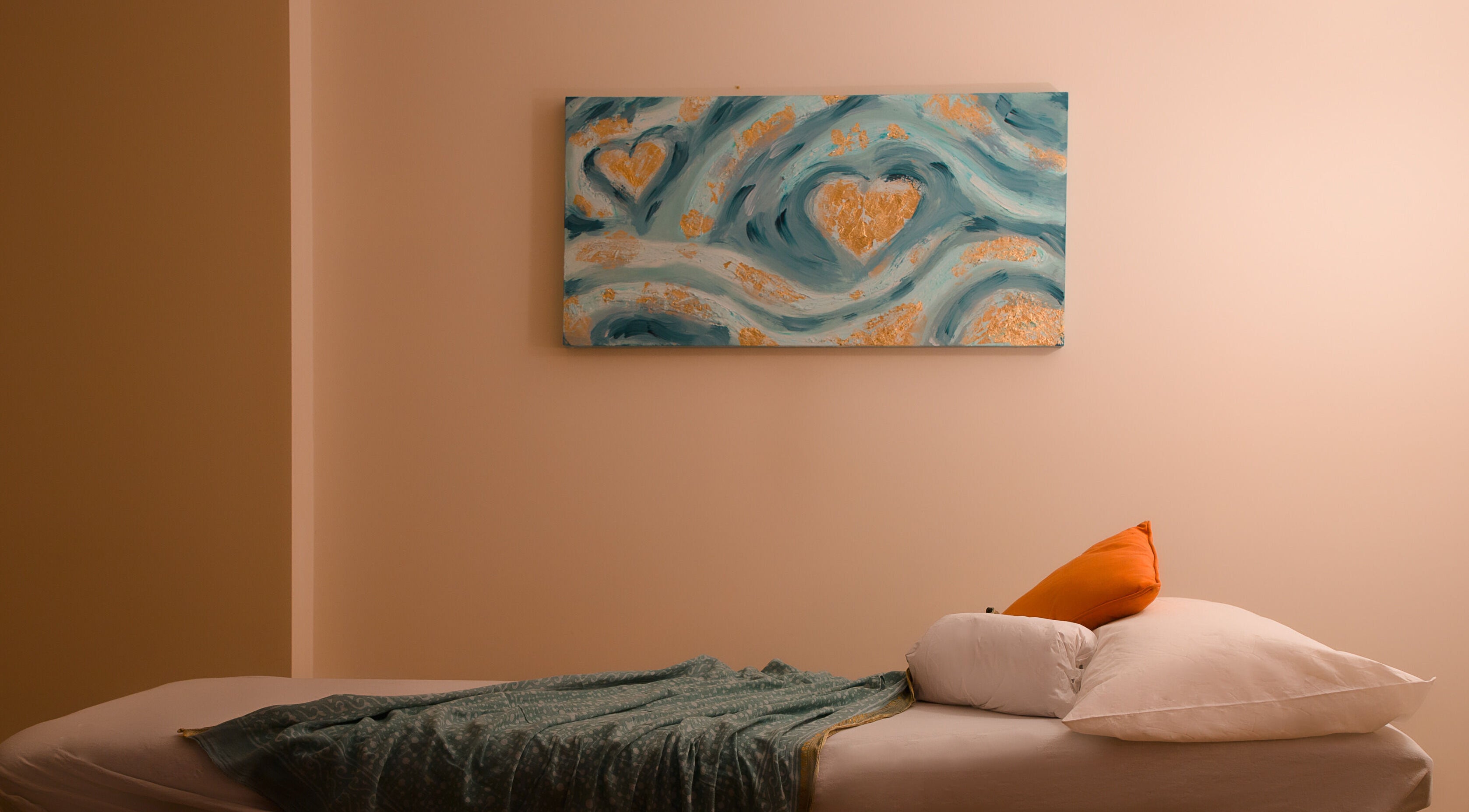 Relaxing treatment room at Cabinet à Antibes clinic in Antibes, Provence-Alpes-Côte d'Azur, FR with calming decor.