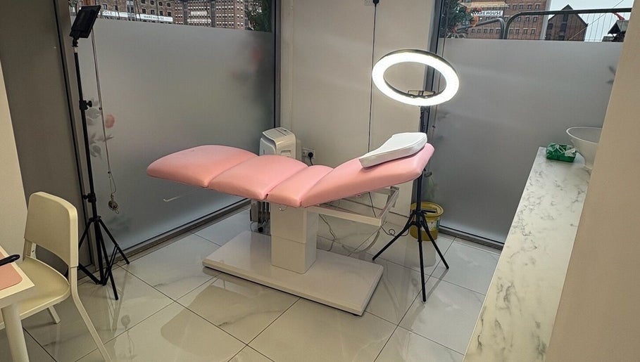 Abbie Doctor Aesthetics, bilde 1