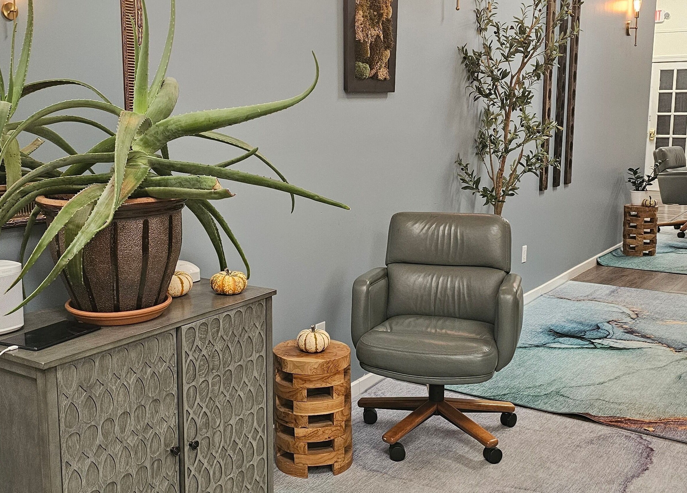 Welcoming lobby at Seaside at Salon Suites by the Sea, Rockport, Maine, US, featuring elegant decor and cozy seating.