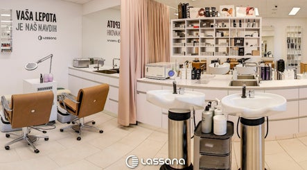 Lassana frizerski in pedikerski salon - Regentova 1 imaginea 2