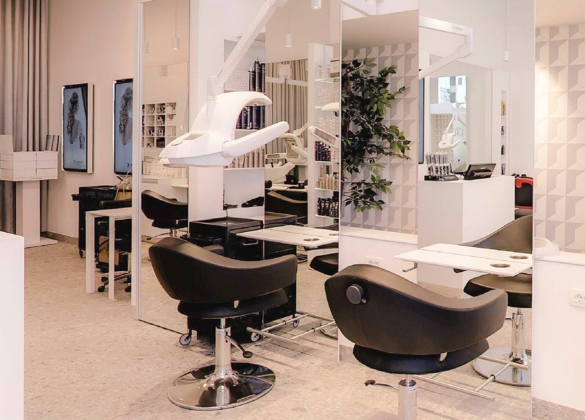 Sodoben interier Lassana Frizerski Salon - Miklošičeva 40, Ljubljana, Ljubljana, SI z elegantnimi stoli in ogledali.