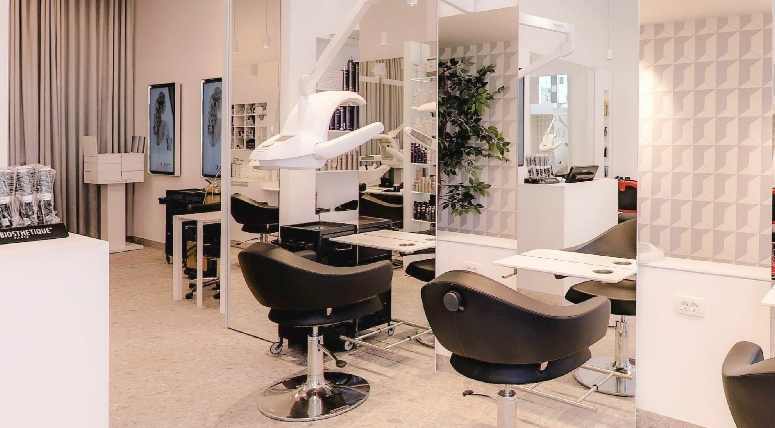 Sodoben interier Lassana Frizerski Salon - Miklošičeva 40, Ljubljana, Ljubljana, SI z elegantnimi stoli in ogledali.