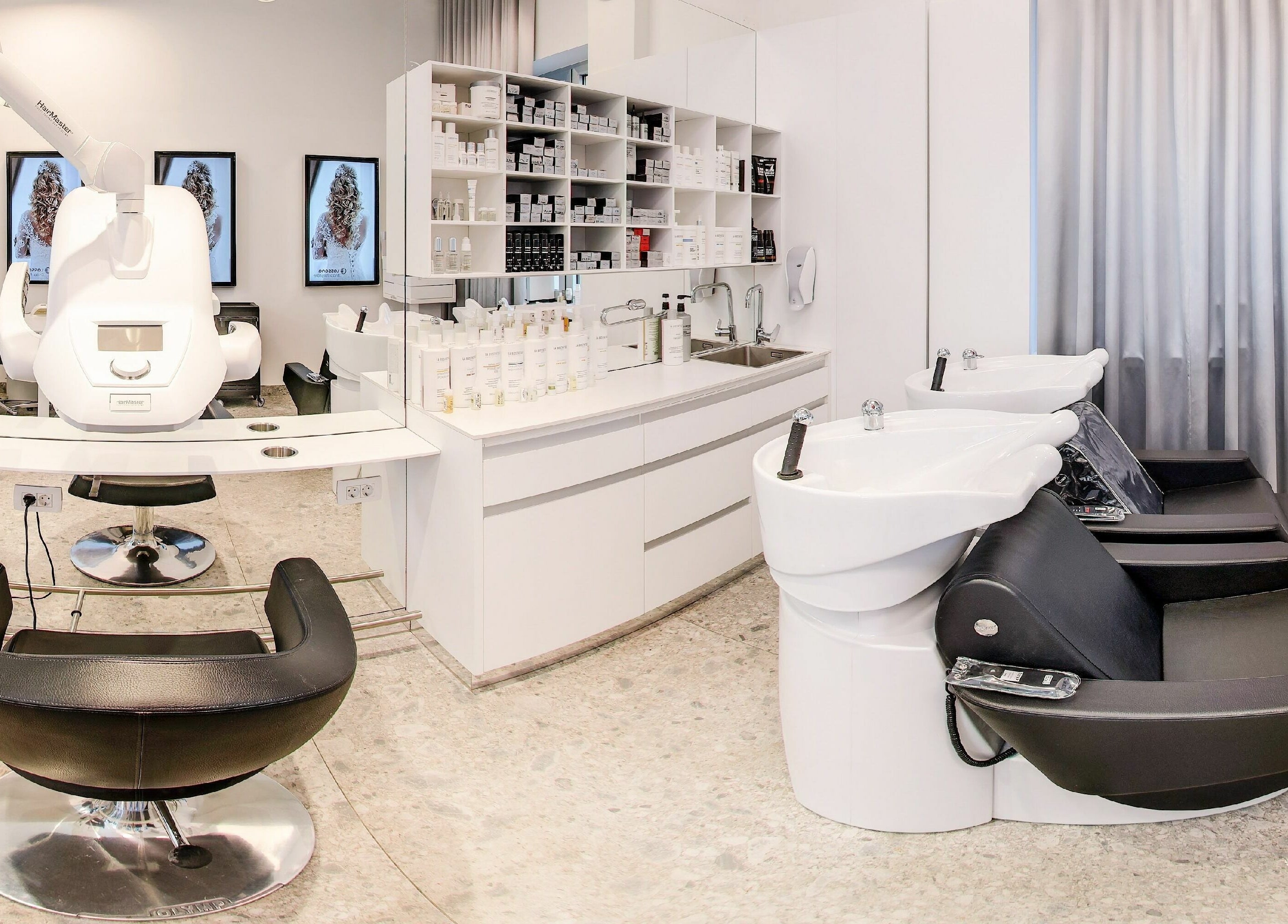 Elegantni notranji prostor Lassana Frizerski Salon - Miklošičeva 40 v Ljubljani, Ljubljana, SI s kozmetičnimi izdelki.