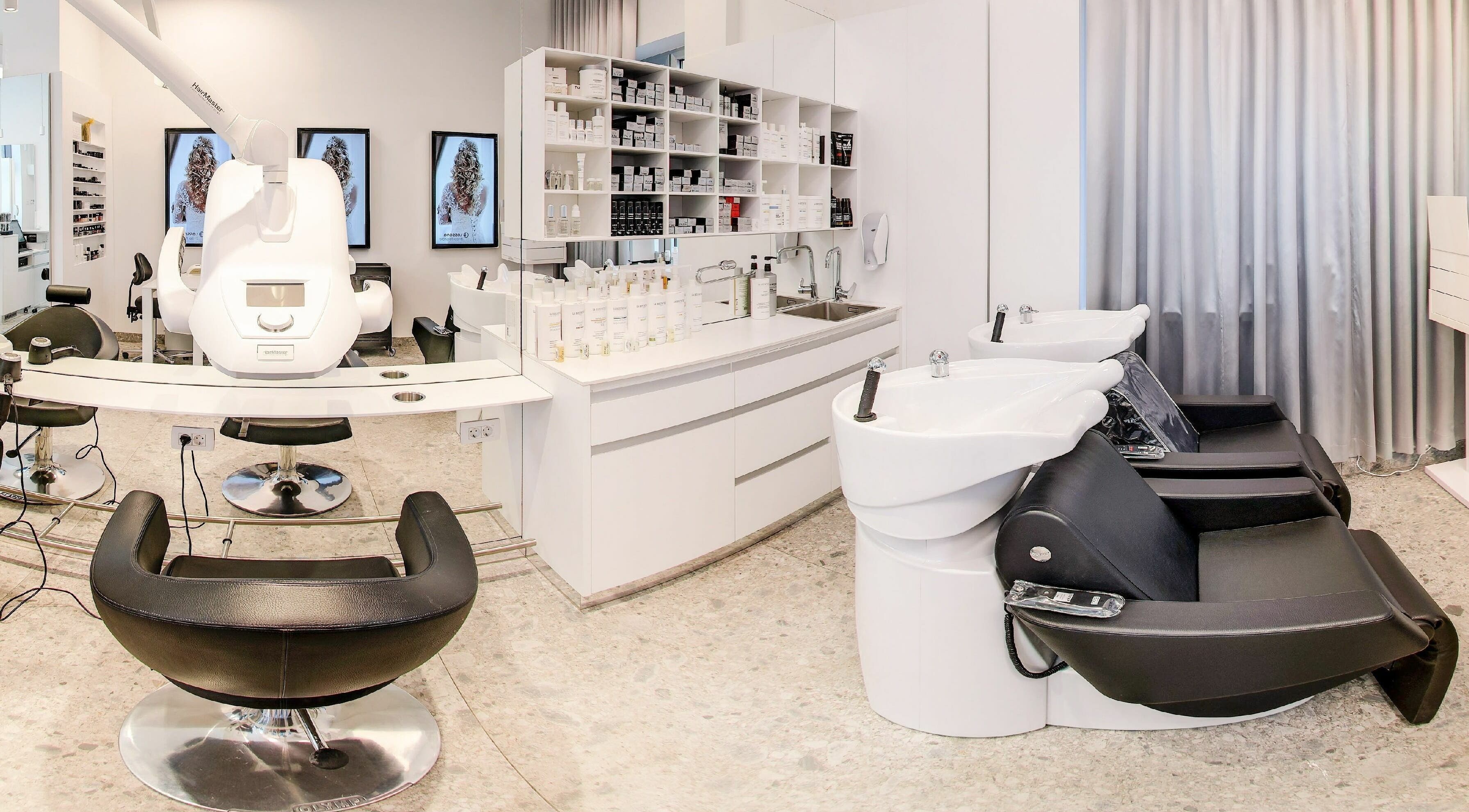 Elegantni notranji prostor Lassana Frizerski Salon - Miklošičeva 40 v Ljubljani, Ljubljana, SI s kozmetičnimi izdelki.