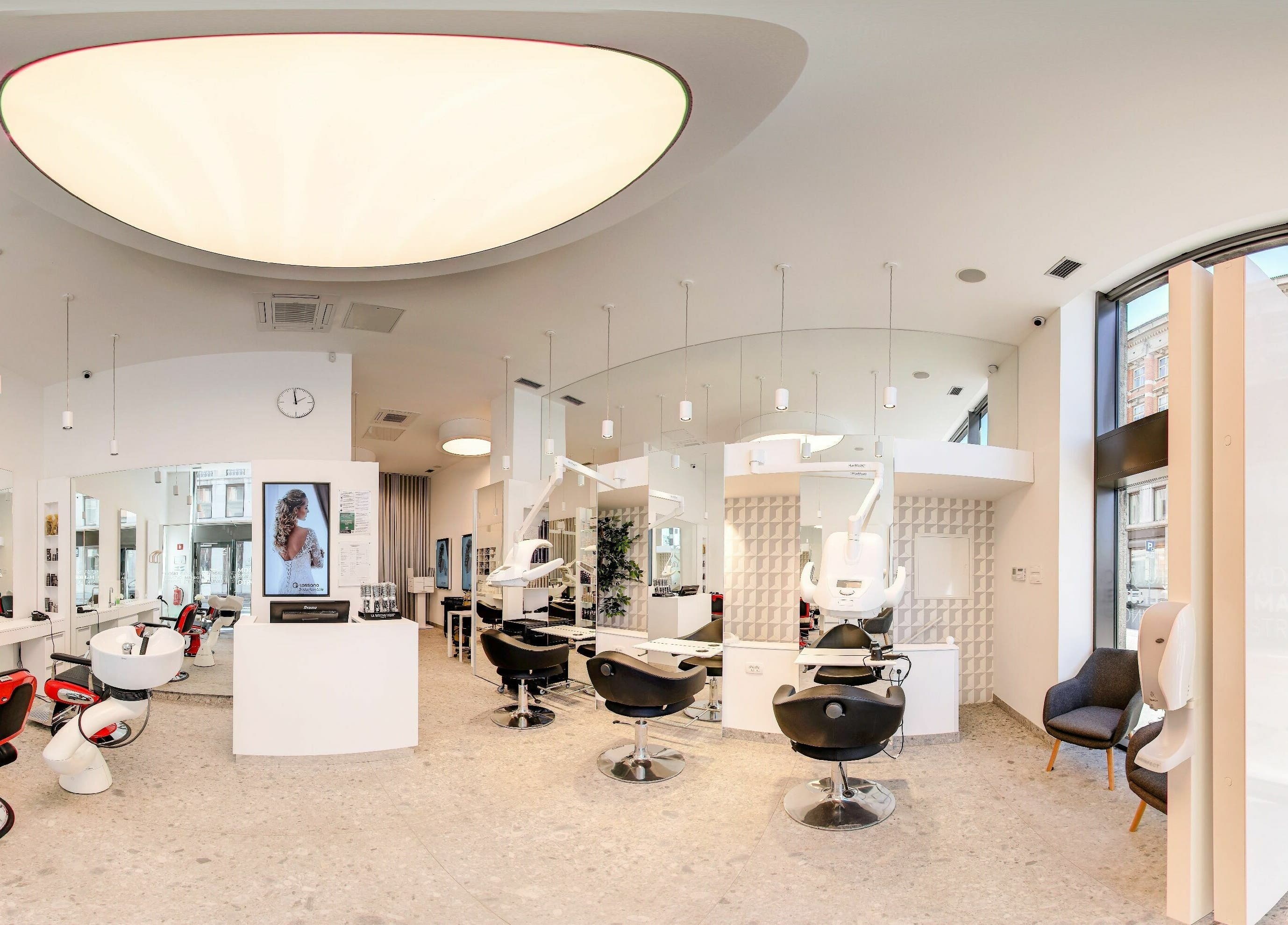 Lassana Frizerski Salon - Miklošičeva 40, Ljubljana ponuja sodoben, svetel frizerski prostor.