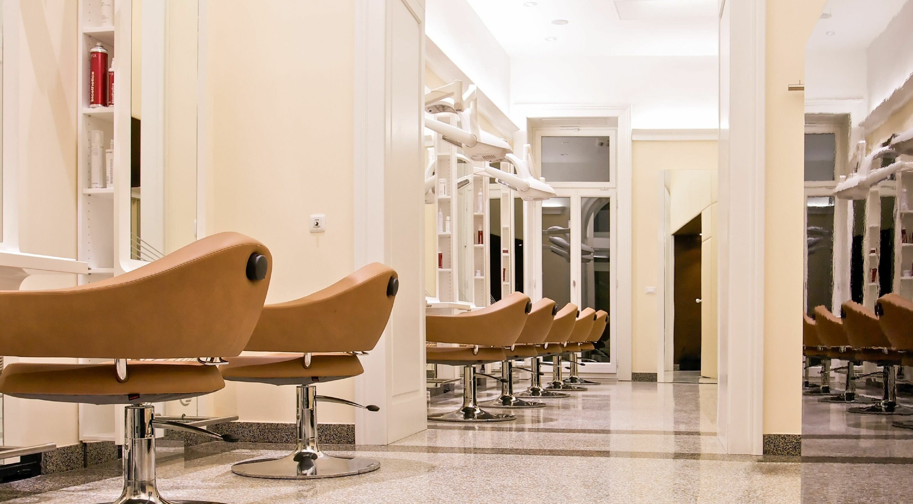 Eleganten salon pri Lassana Frizerski Salon - Stritarjeva 9, Ljubljana, Ljubljana, SI s sodobnimi stoli.