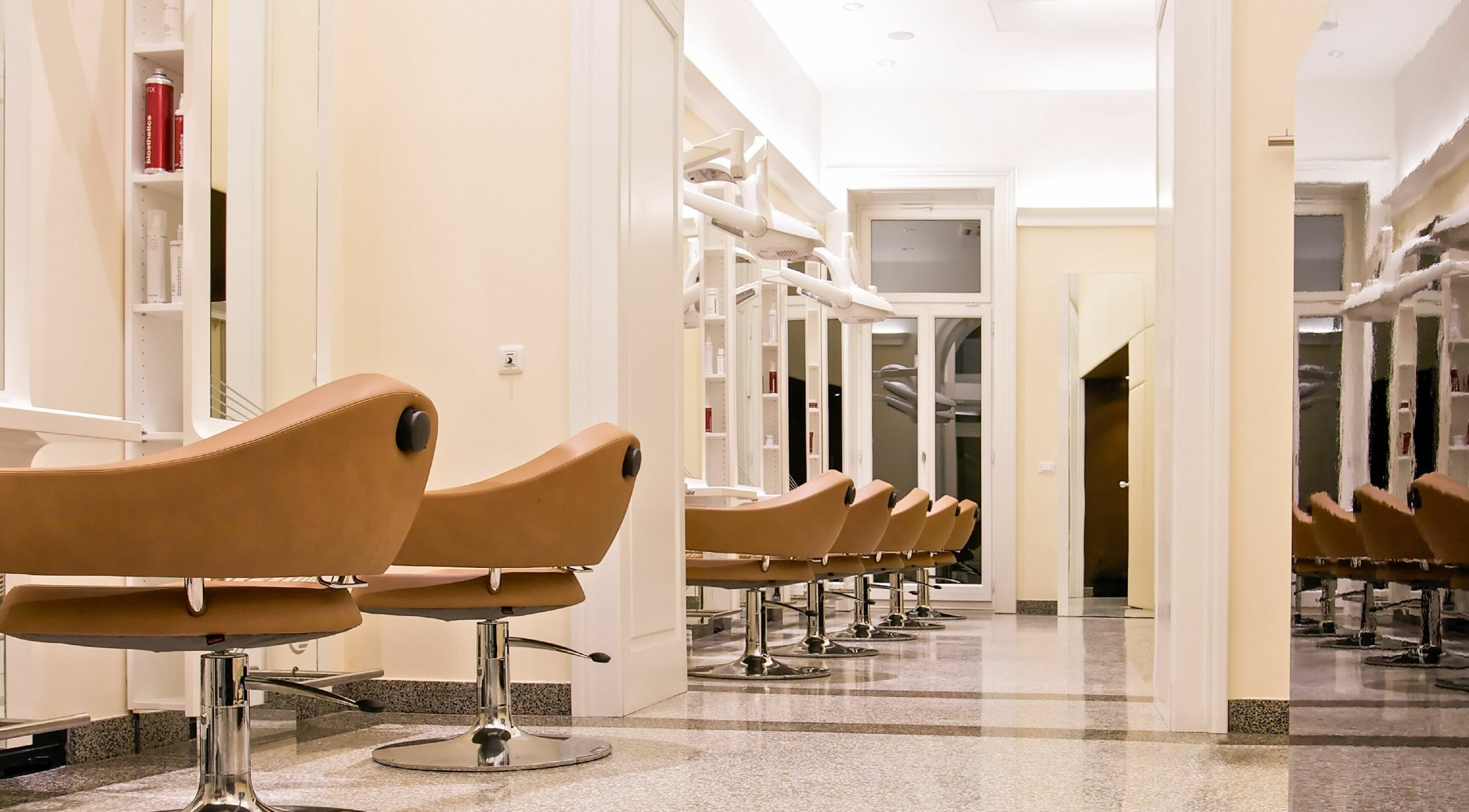 Eleganten salon pri Lassana Frizerski Salon - Stritarjeva 9, Ljubljana, Ljubljana, SI s sodobnimi stoli.