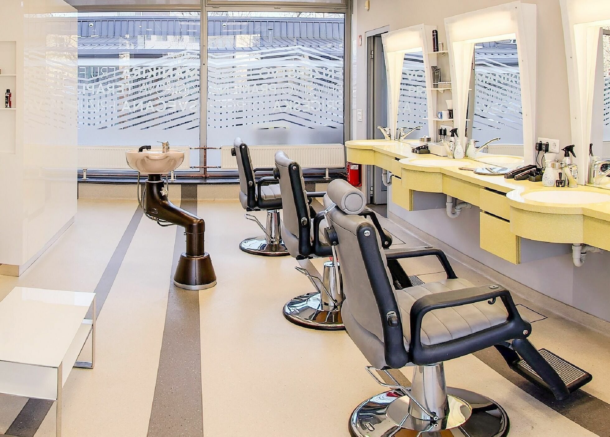 Sodobno opremljen Lassana Frizerski in Kozmetični Salon - Tržaška 37, Ljubljana, Ljubljana, SI.