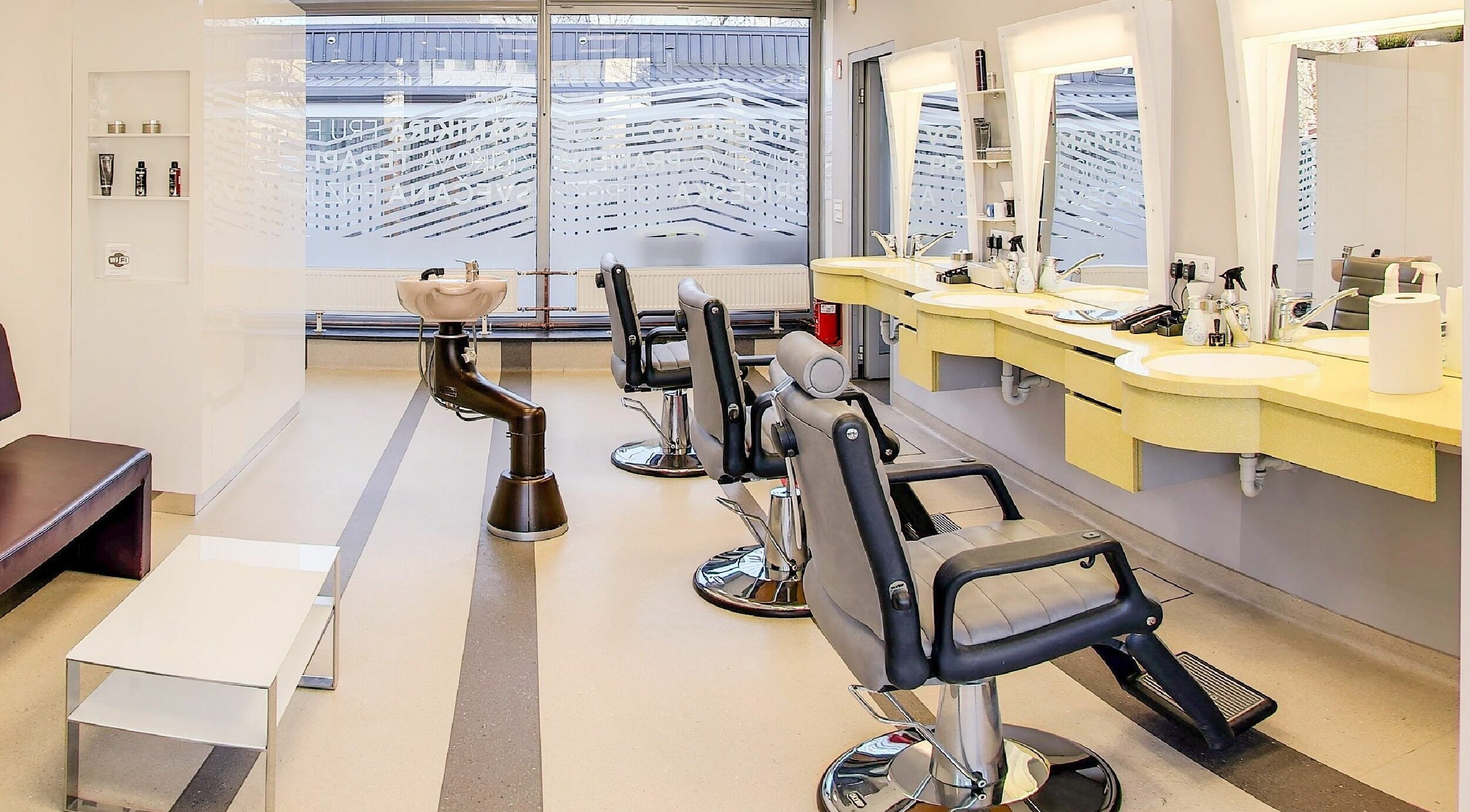 Sodobno opremljen Lassana Frizerski in Kozmetični Salon - Tržaška 37, Ljubljana, Ljubljana, SI.