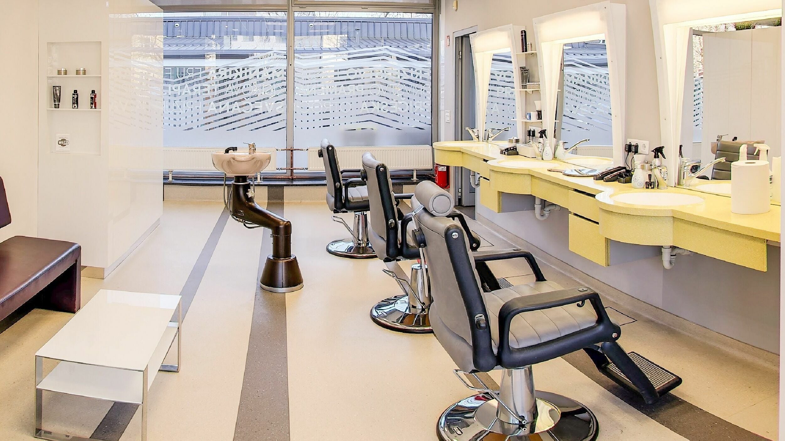 Sodobno opremljen Lassana Frizerski in Kozmetični Salon - Tržaška 37, Ljubljana, Ljubljana, SI.