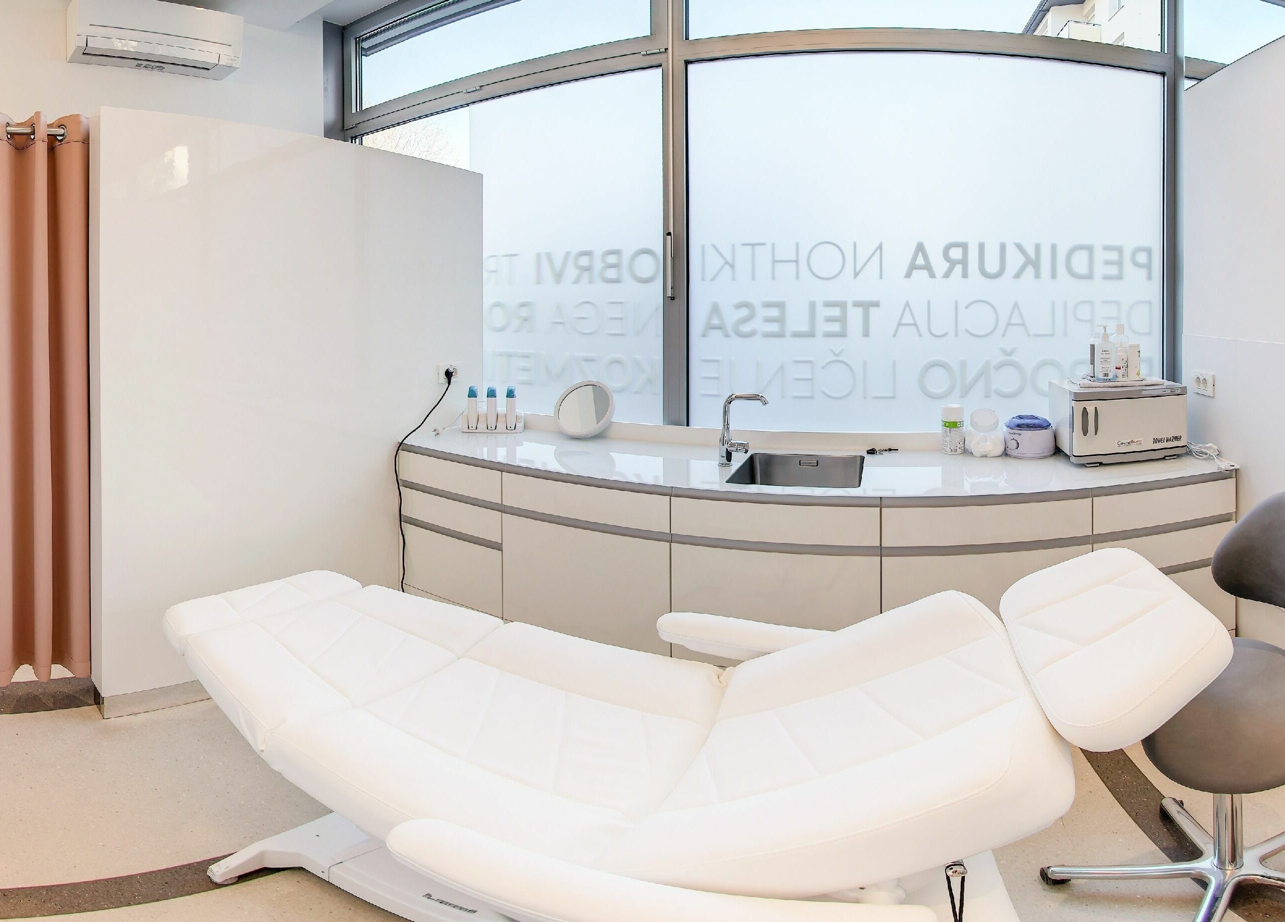 Notranjost Lassana Frizerski in Kozmetični Salon - Tržaška 37, Ljubljana, SI, prikazuje spa ležalnik.