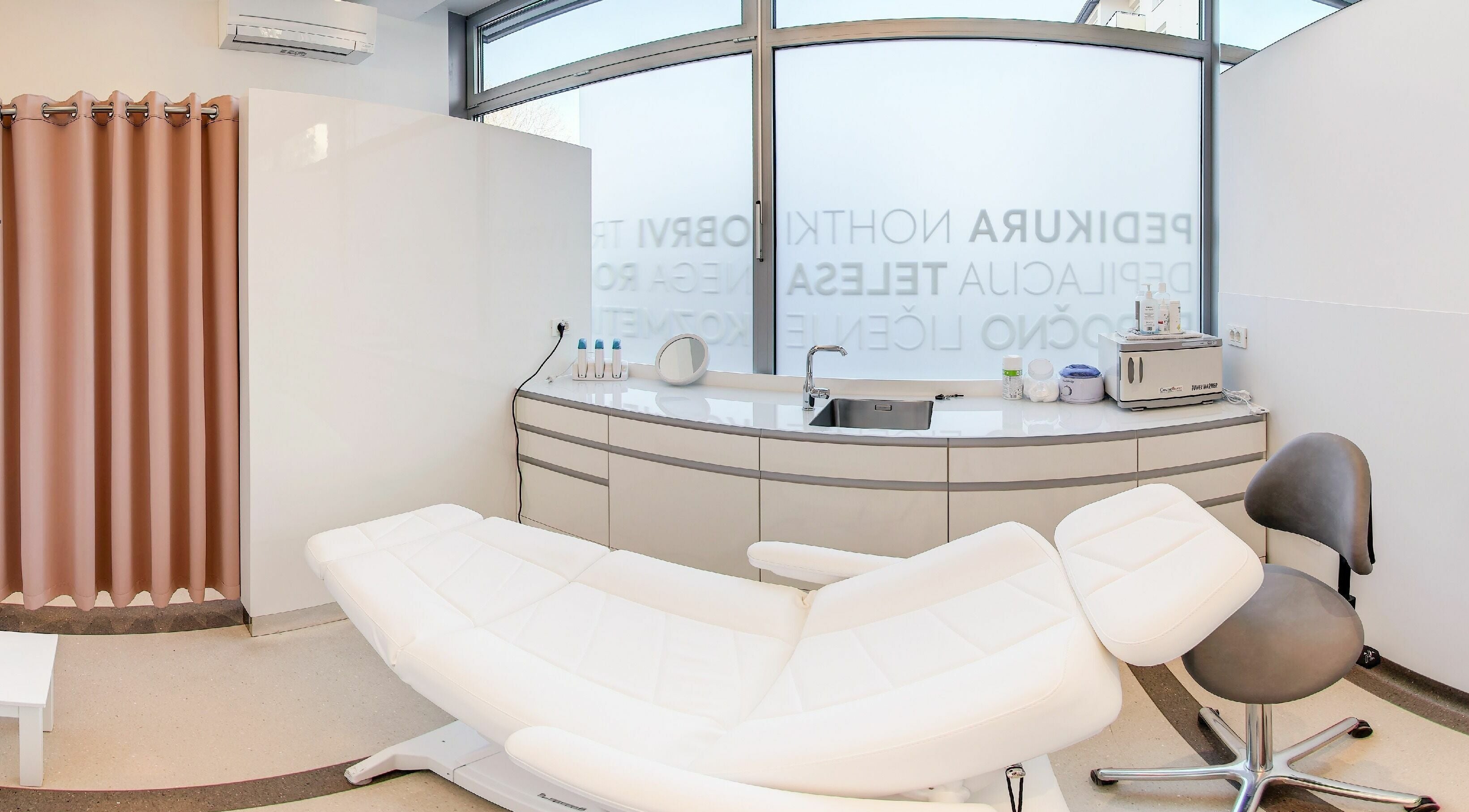 Notranjost Lassana Frizerski in Kozmetični Salon - Tržaška 37, Ljubljana, SI, prikazuje spa ležalnik.