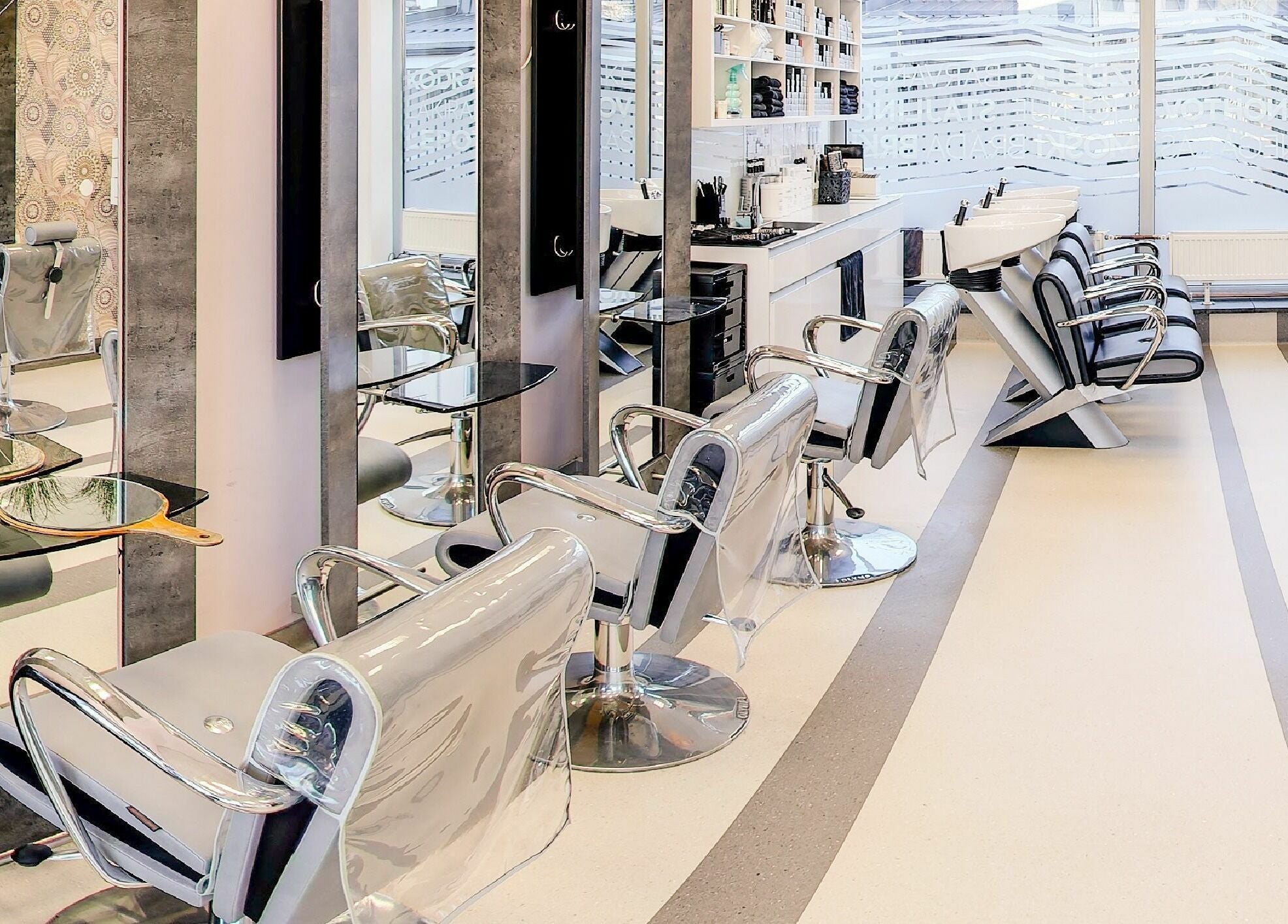 Moderne frizerske stole v Lassana Frizerski in Kozmetični Salon - Tržaška 37, Ljubljana, Ljubljana, SI.