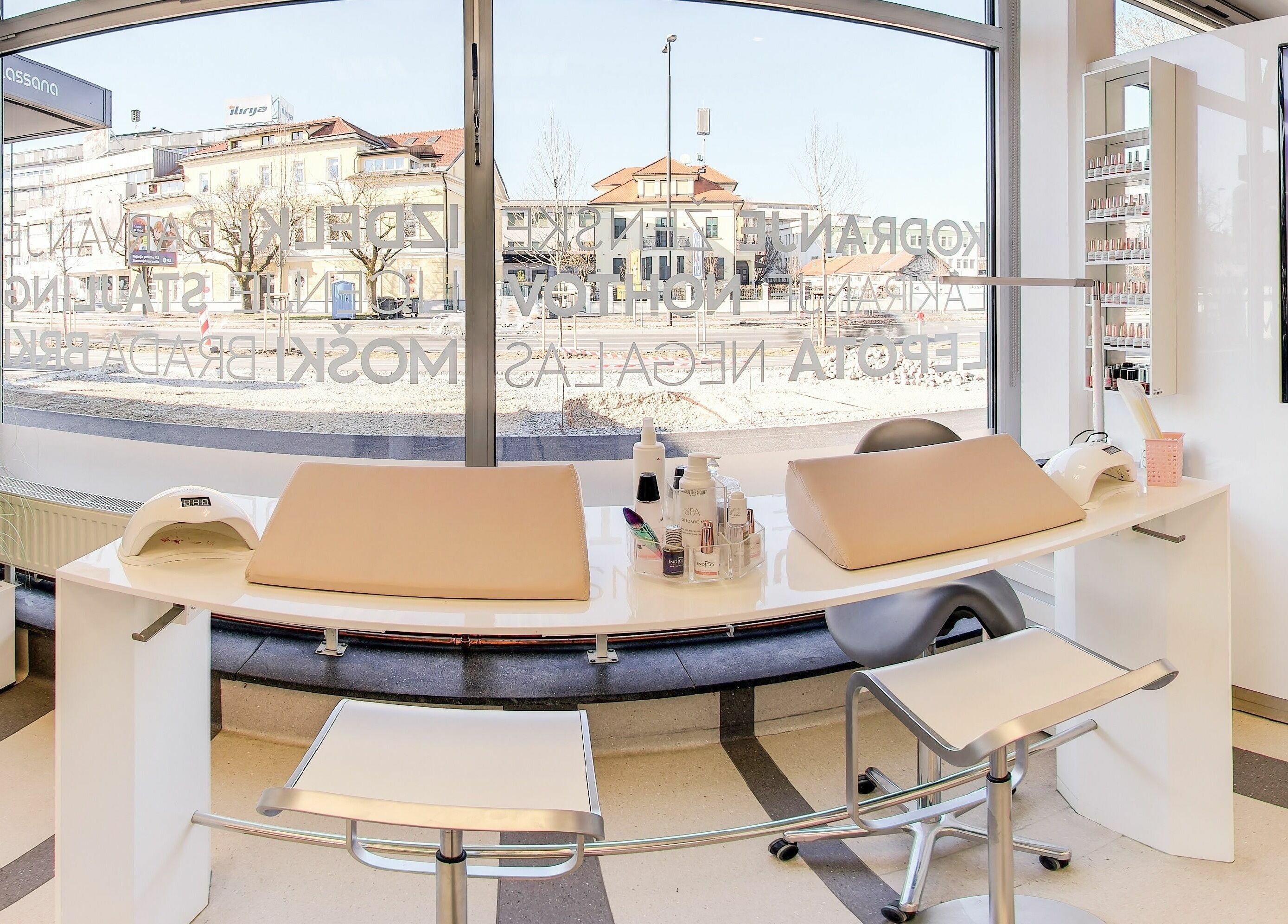 Notranjost Lassana Frizerski in Kozmetični Salon - Tržaška 37, Ljubljana, Ljubljana, SI s sodobno zasnovo.