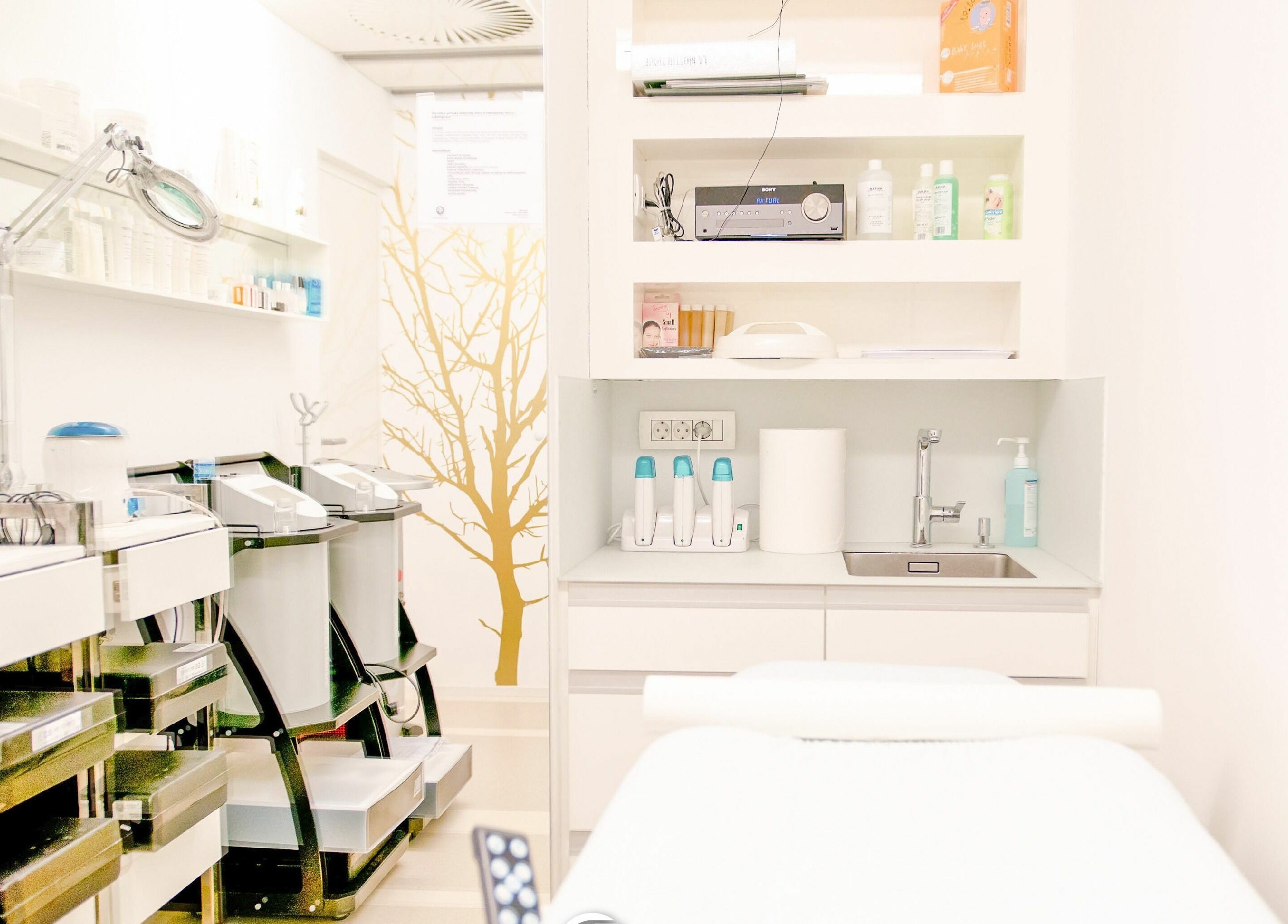 Eleganten notranji pogled Lassana Frizerski v Kozmetični Salon - Zaloška 7, Ljubljana, Ljubljana, SI.