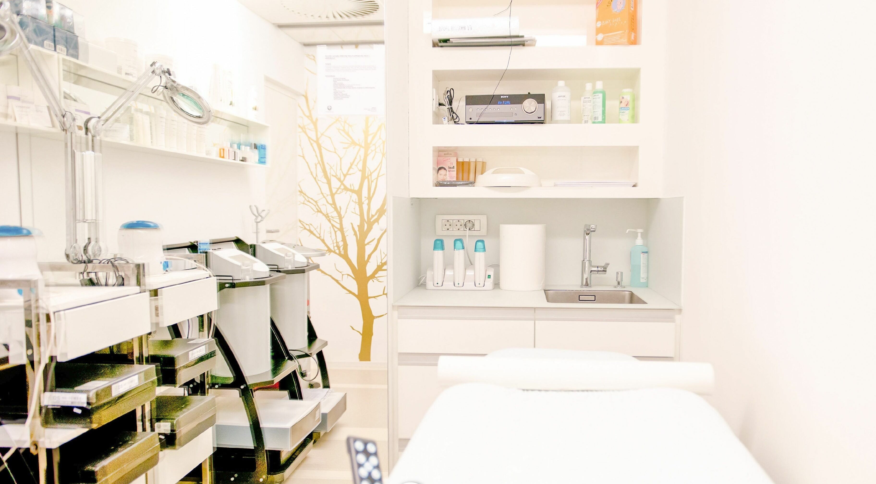 Eleganten notranji pogled Lassana Frizerski v Kozmetični Salon - Zaloška 7, Ljubljana, Ljubljana, SI.