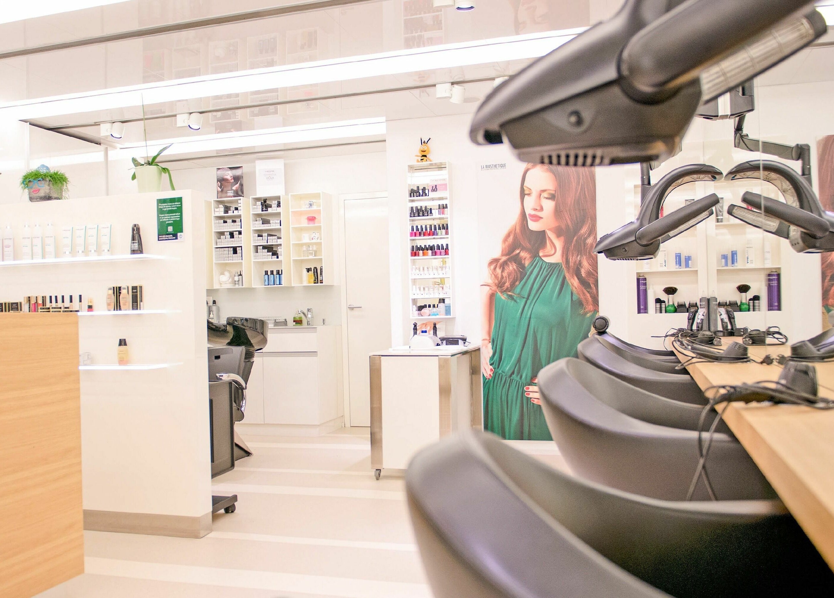 Notranjost salona Lassana Frizerski in Kozmetični Salon - Zaloška 7 v Ljubljani, Ljubljana, SI z modernim dizajnom.