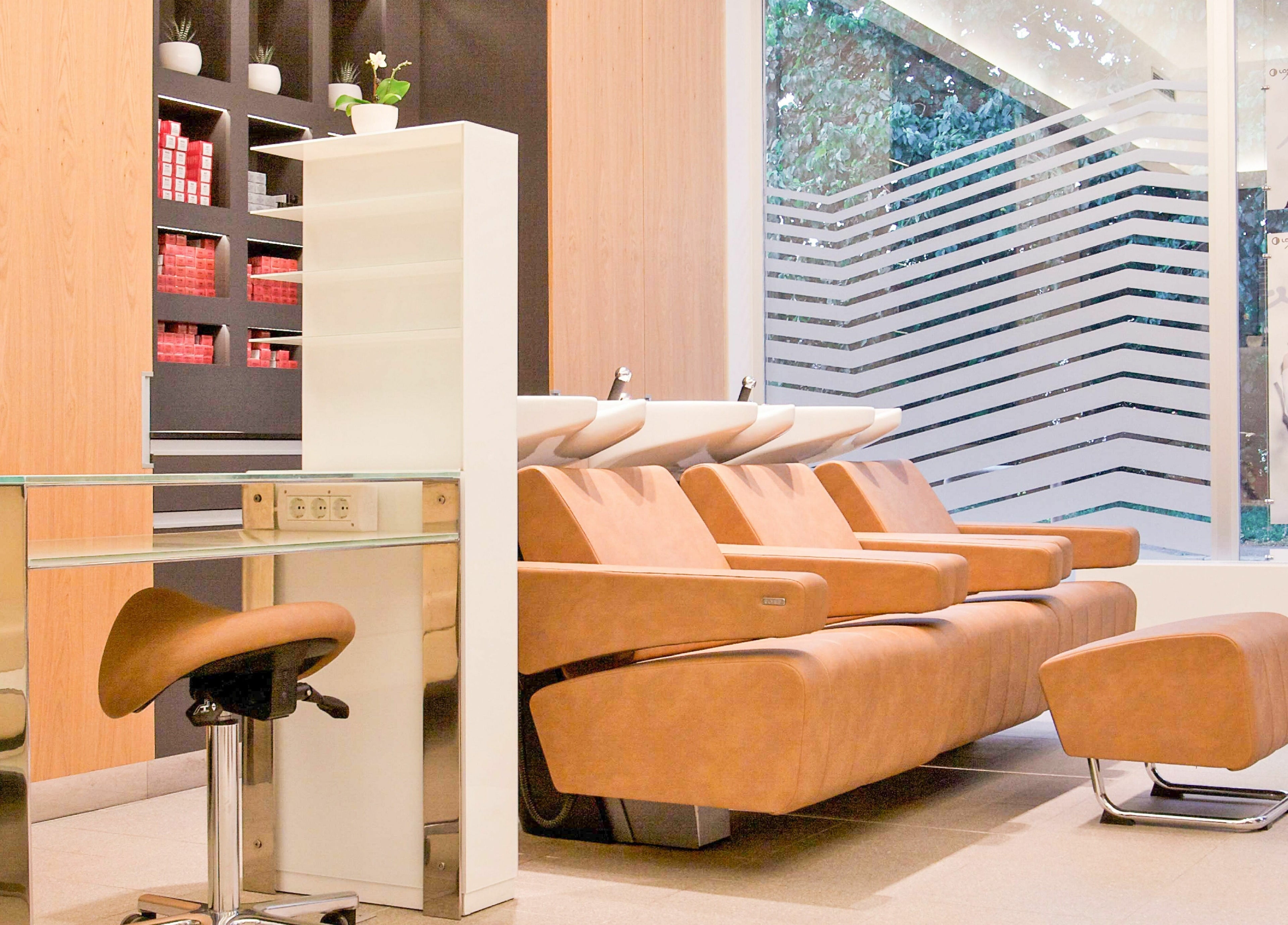 Sodobno oblikovan Lassana Frizerski Salon - Derčeva 31 v Ljubljani, Ljubljana, SI z udobnimi stoli in umivalniki.