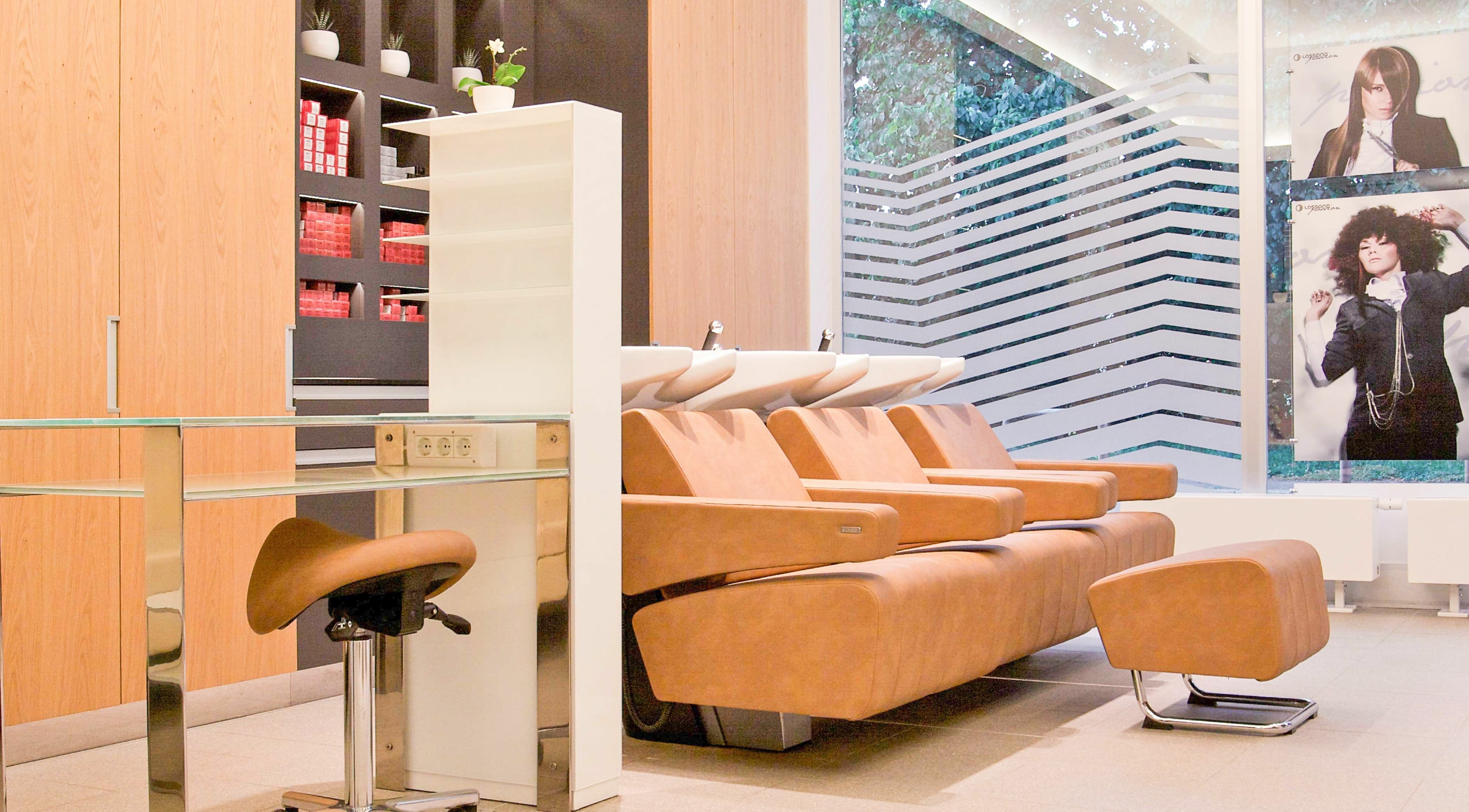 Sodobno oblikovan Lassana Frizerski Salon - Derčeva 31 v Ljubljani, Ljubljana, SI z udobnimi stoli in umivalniki.