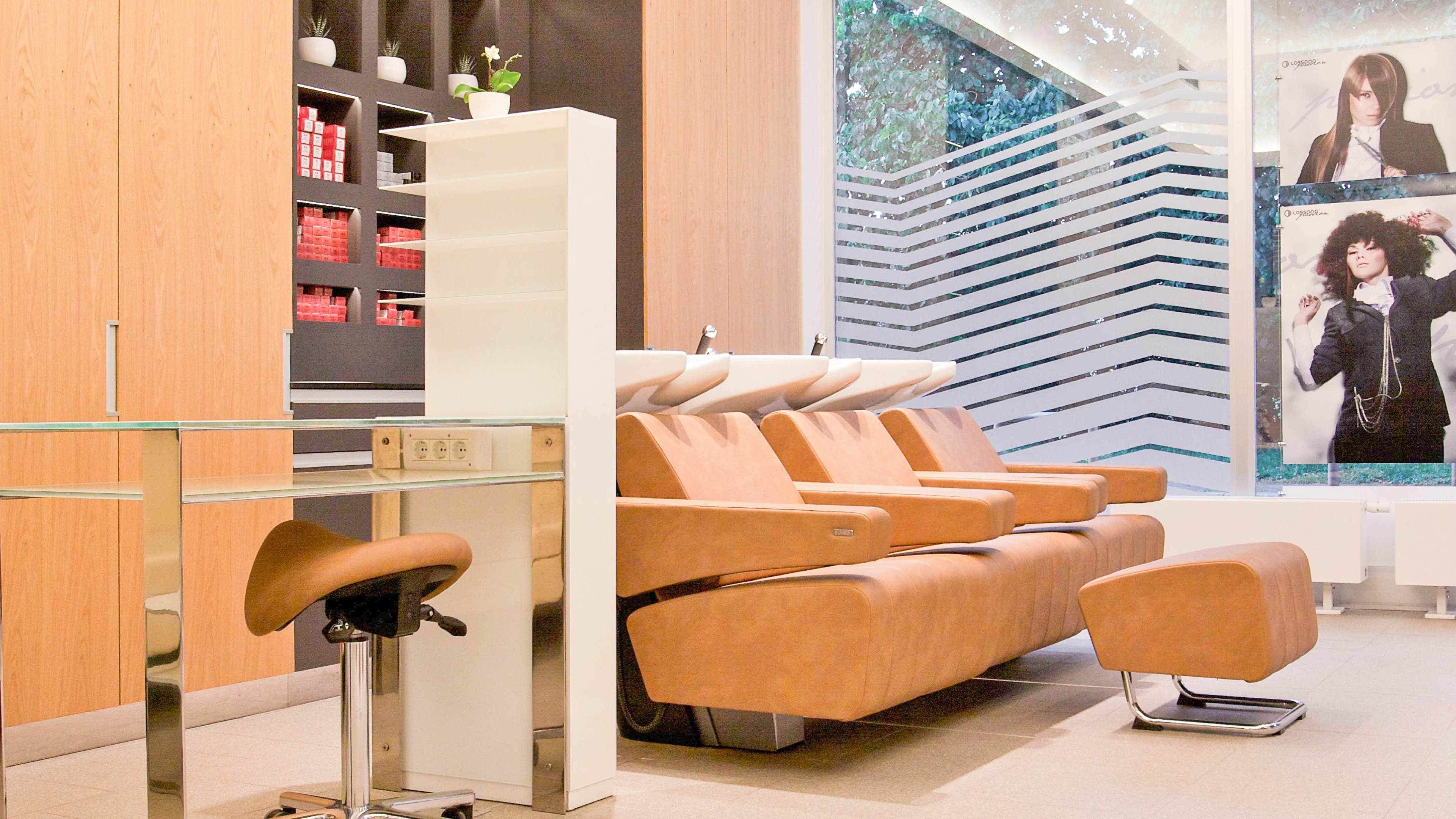 Sodobno oblikovan Lassana Frizerski Salon - Derčeva 31 v Ljubljani, Ljubljana, SI z udobnimi stoli in umivalniki.