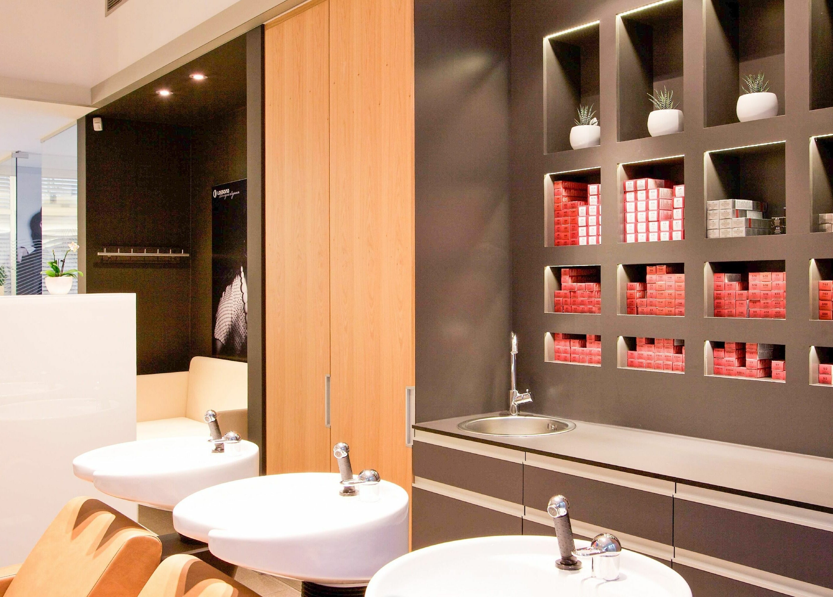 Notranjost Lassana Frizerski Salon - Derčeva 31, moderna notranjost v Ljubljani, Ljubljana, SI.