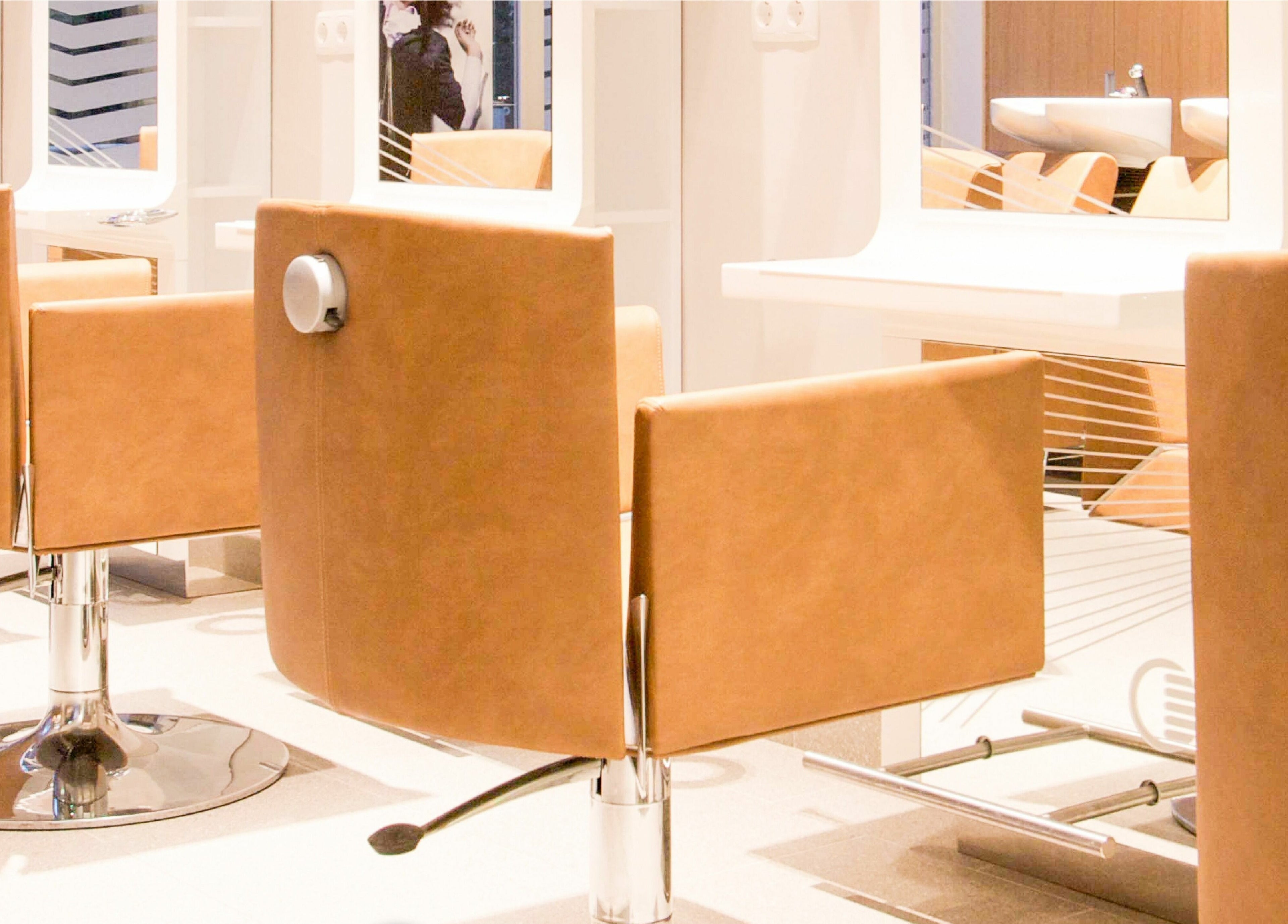 Eleganten frizerski stoli v Lassana Frizerski Salon - Derčeva 31, Ljubljana, Ljubljana, SI.