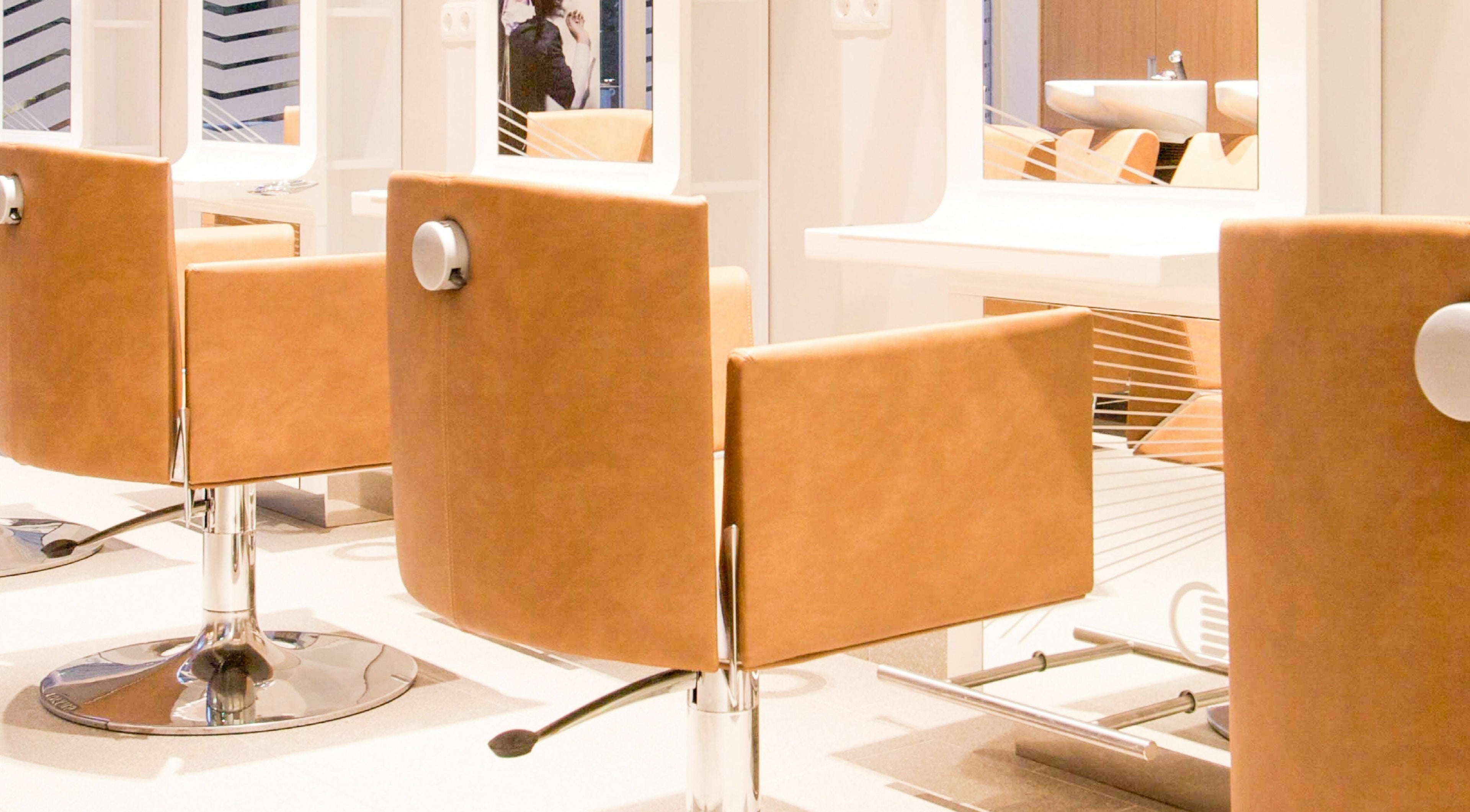 Eleganten frizerski stoli v Lassana Frizerski Salon - Derčeva 31, Ljubljana, Ljubljana, SI.