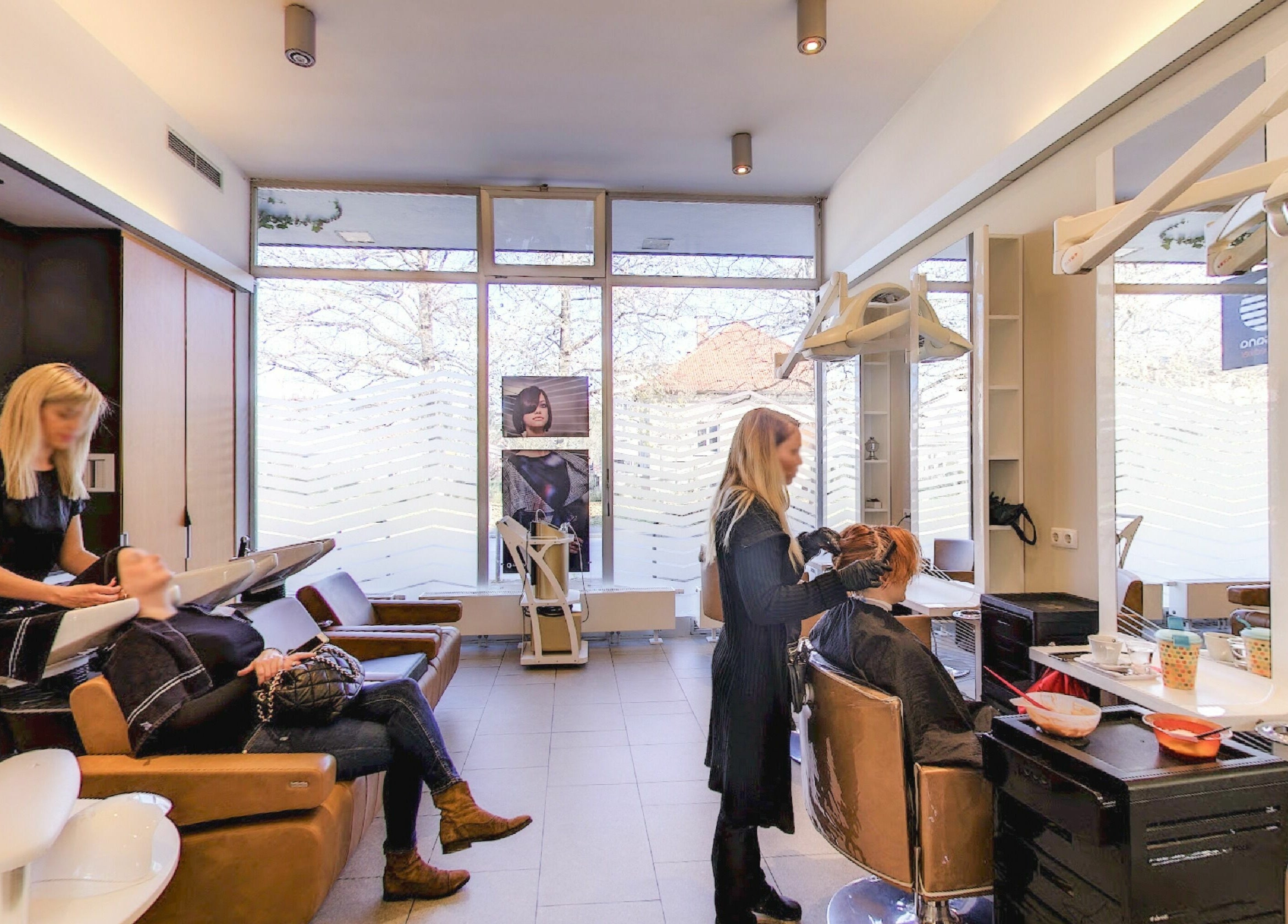 Elegantni interier Lassana Frizerski Salon - Derčeva 31, Ljubljana, Ljubljana, SI s strežbo strank.