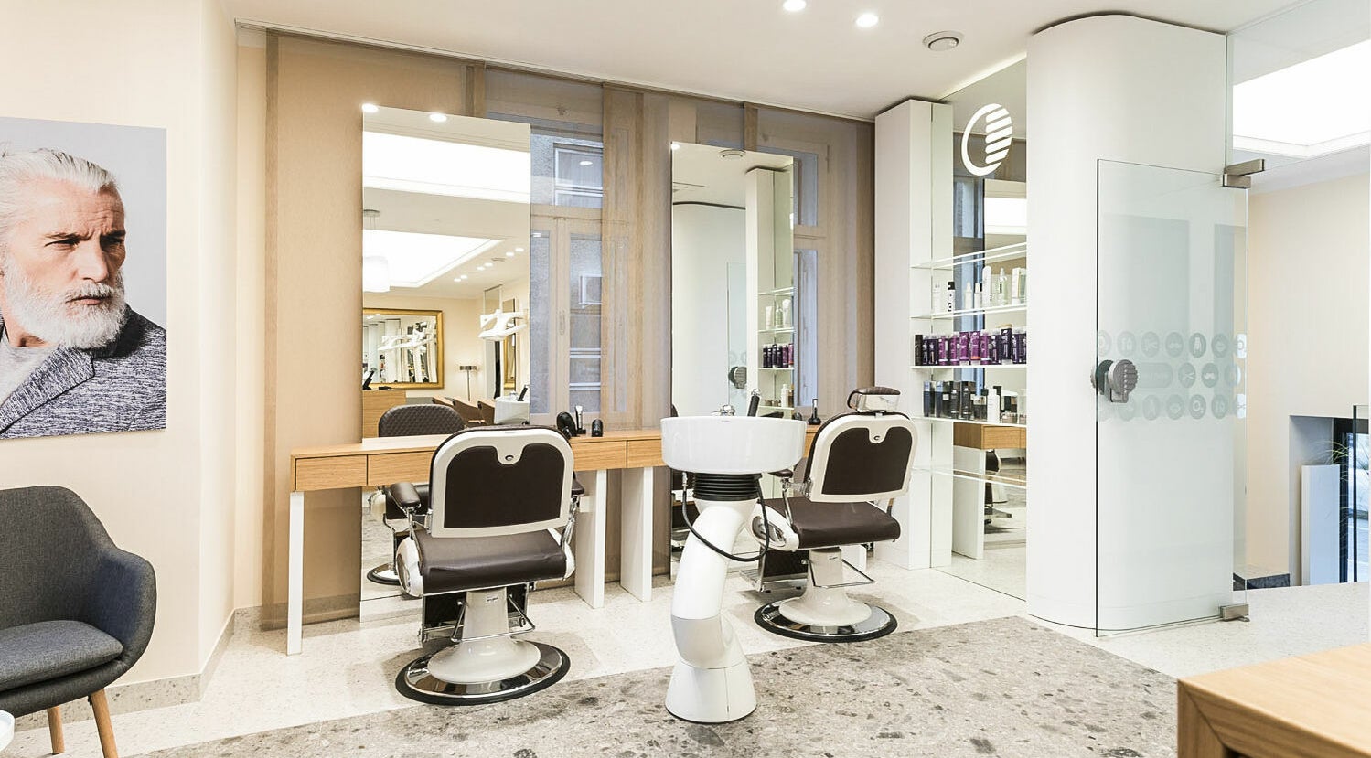 Notranjost Lassana Frizerski Salon - Slovenska 11 z elegantnimi sedeži in umivalnikom, Ljubljana, Ljubljana, SI.