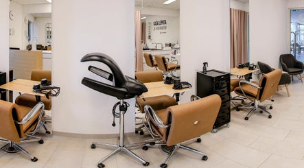 Lassana Frizerski in Pedikerski Salon - Regentova 1