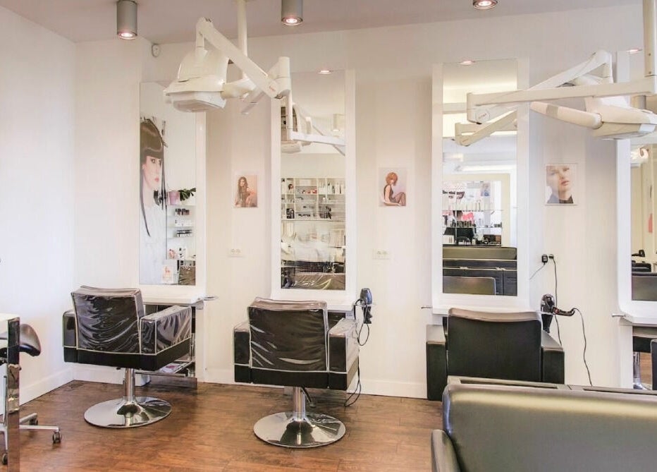 Elegant notranjost Lassana Frizerski Salon - Dunajska 209, Ljubljana, Ljubljana, SI s sodobnimi stoli in ogledali.