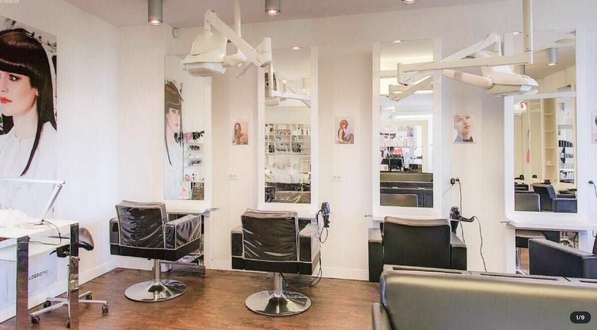 Elegant notranjost Lassana Frizerski Salon - Dunajska 209, Ljubljana, Ljubljana, SI s sodobnimi stoli in ogledali.