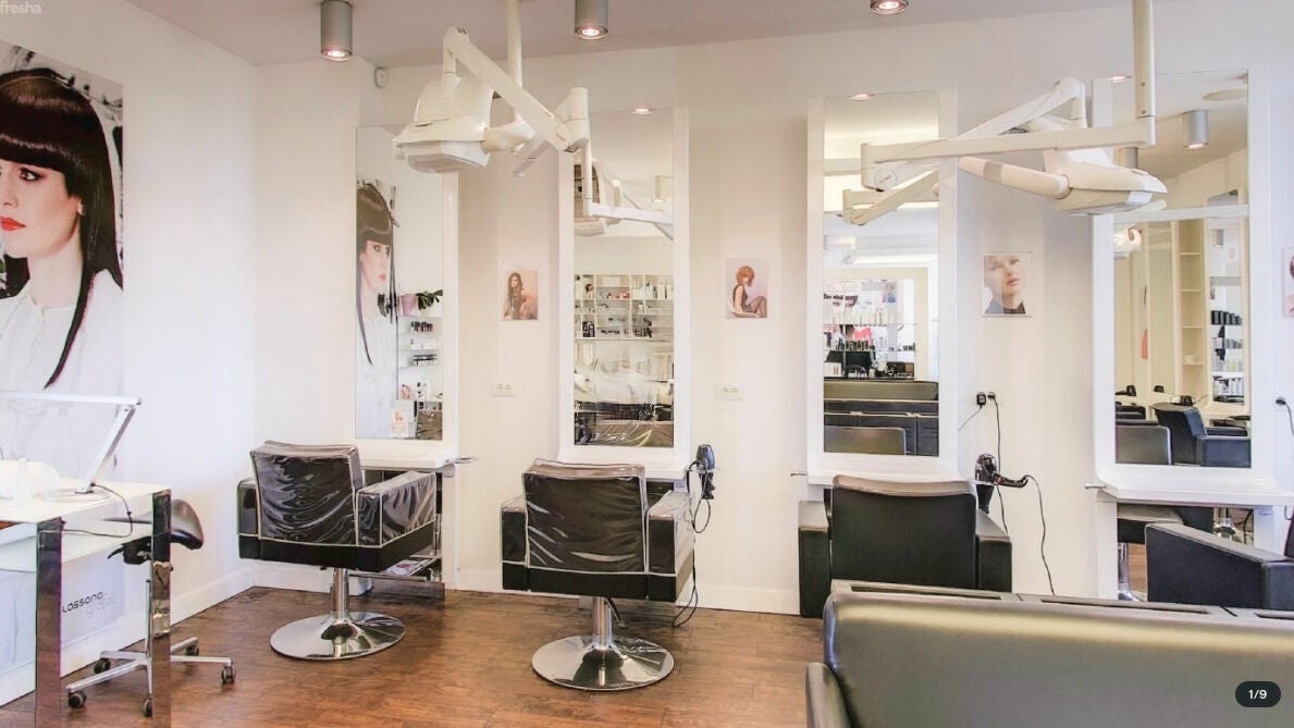 Elegant notranjost Lassana Frizerski Salon - Dunajska 209, Ljubljana, Ljubljana, SI s sodobnimi stoli in ogledali.