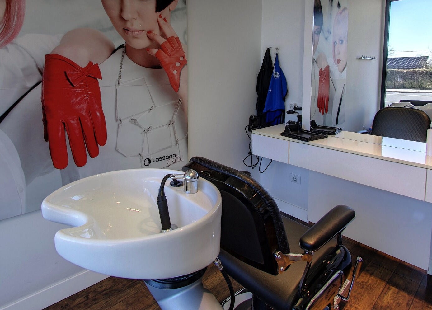 Eleganten interier Lassana Frizerski Salon - Dunajska 209, Ljubljana, Ljubljana, SI z moderno opremo.