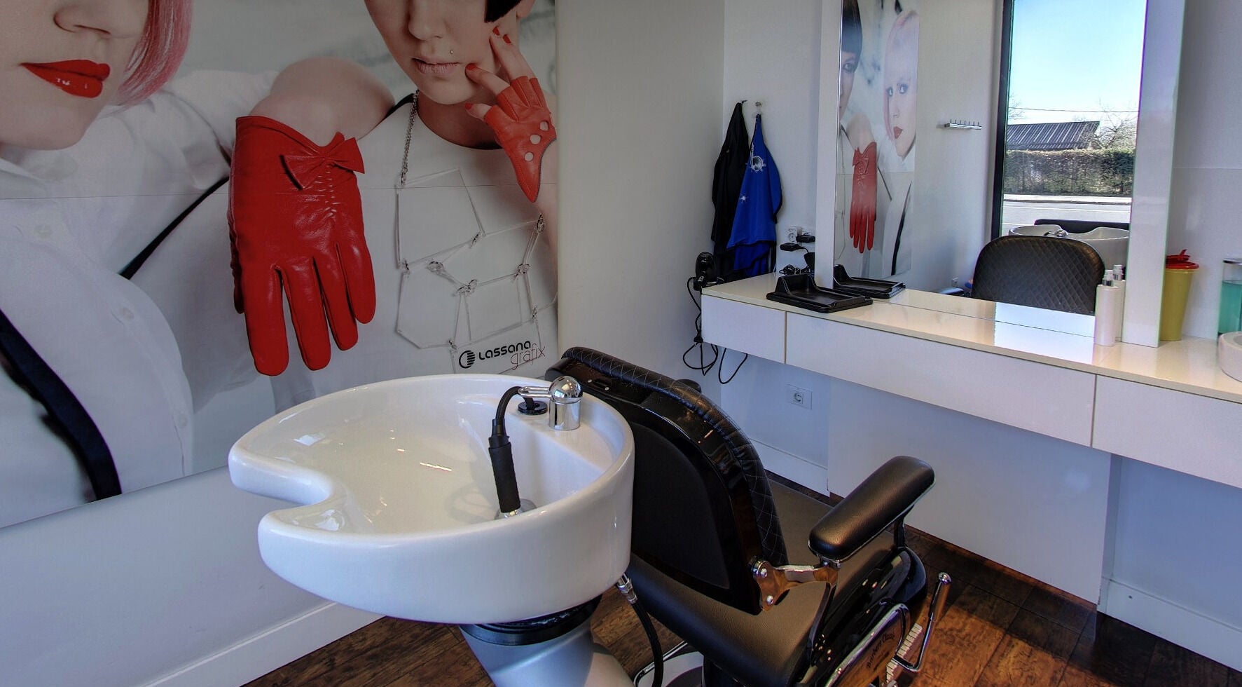 Eleganten interier Lassana Frizerski Salon - Dunajska 209, Ljubljana, Ljubljana, SI z moderno opremo.